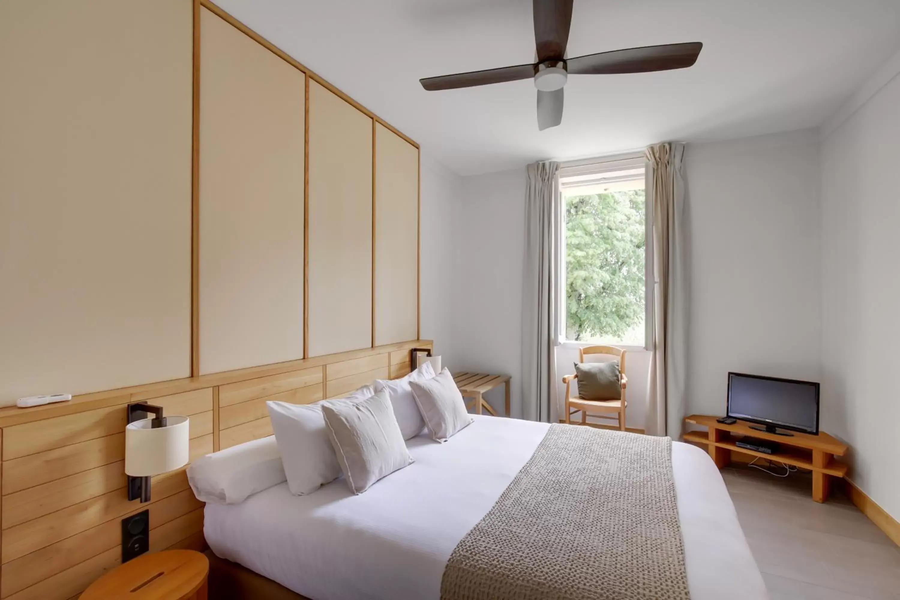 Bedroom, Bed in Le logis de Valandraud