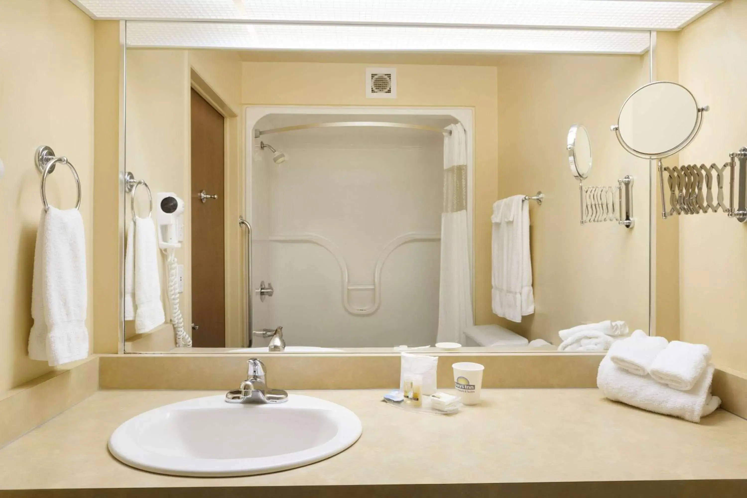 Photo of the whole room, Bathroom in Days Inn by Wyndham Riviere-Du-Loup