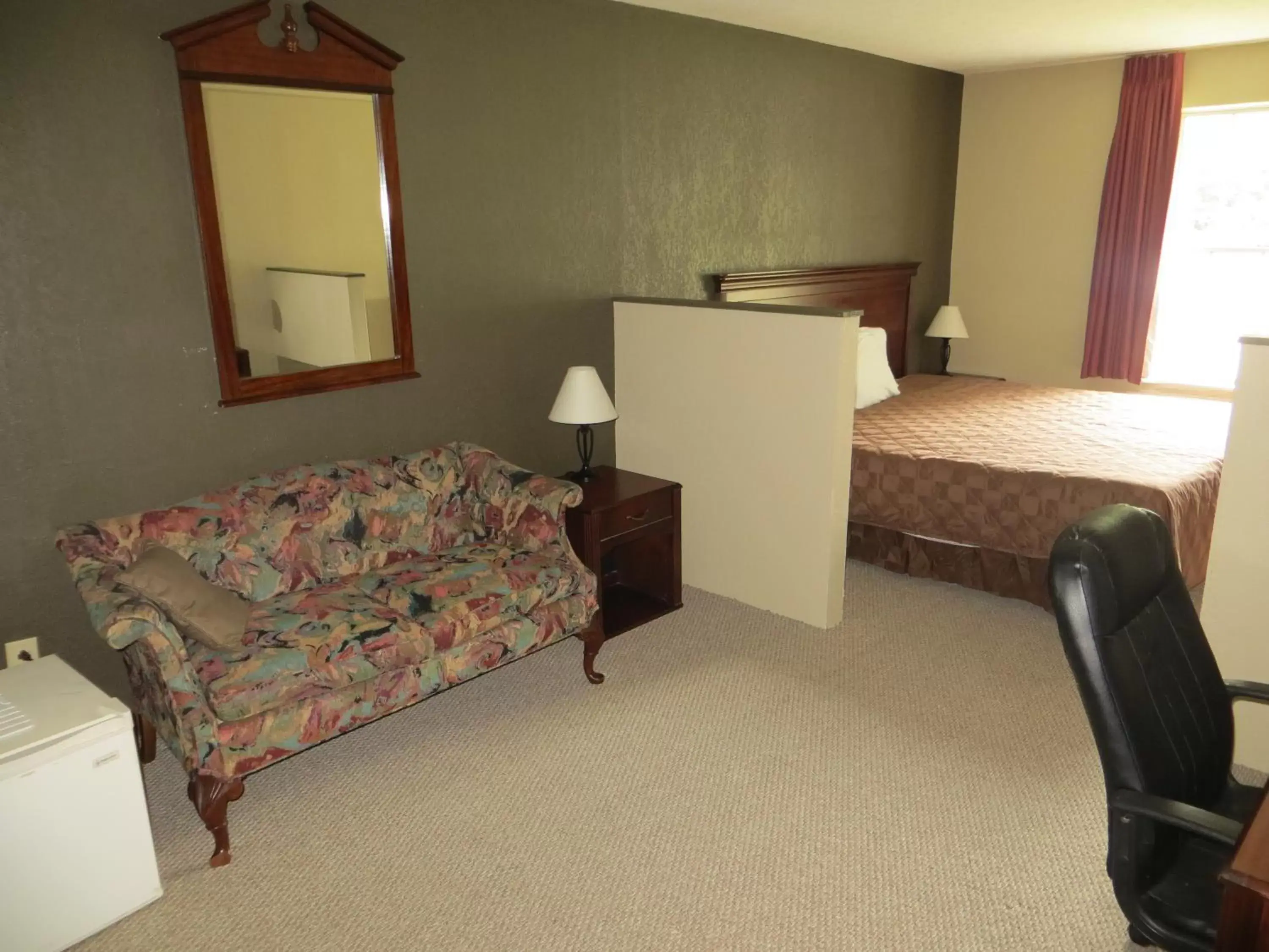 Bed in Americourt Hotel and Suites - Elizabethton