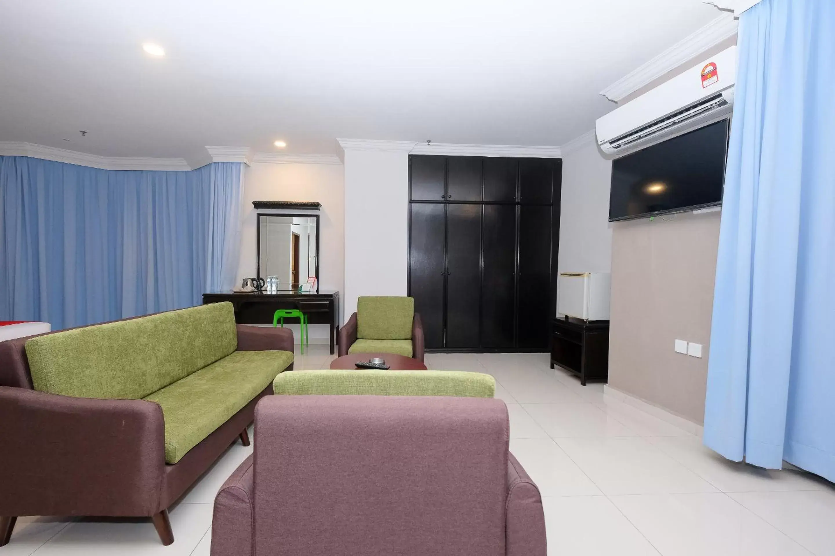 Bedroom, Lounge/Bar in Super OYO 1236 Hotel Green Park