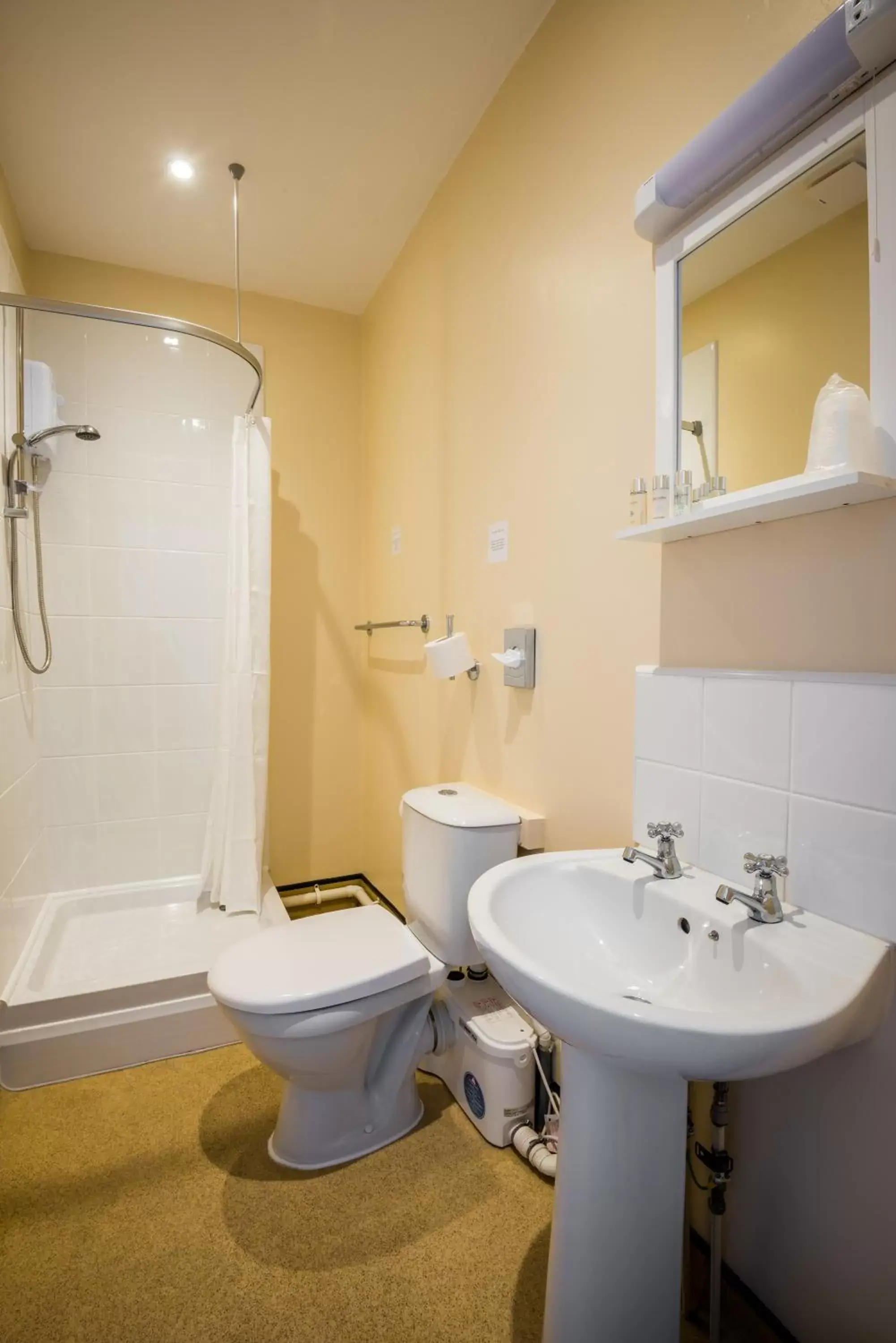 Shower, Bathroom in The Longboat Inn