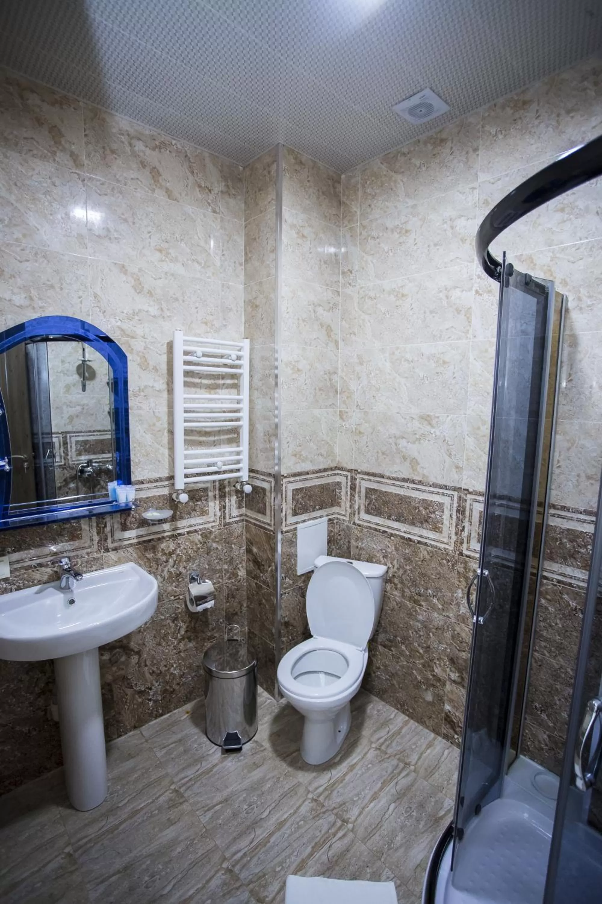 Bathroom in Hotel Garanti