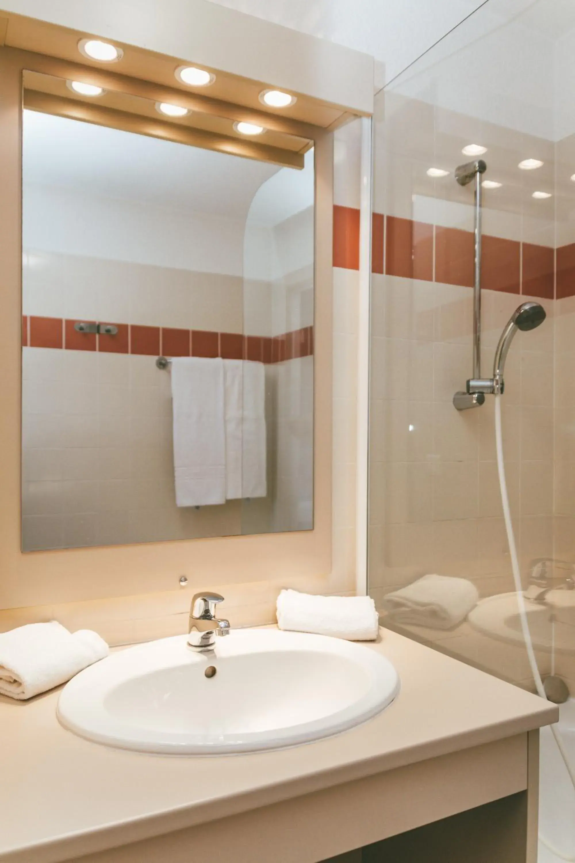 Bathroom in Terres de France - Appart'Hotel le Splendid