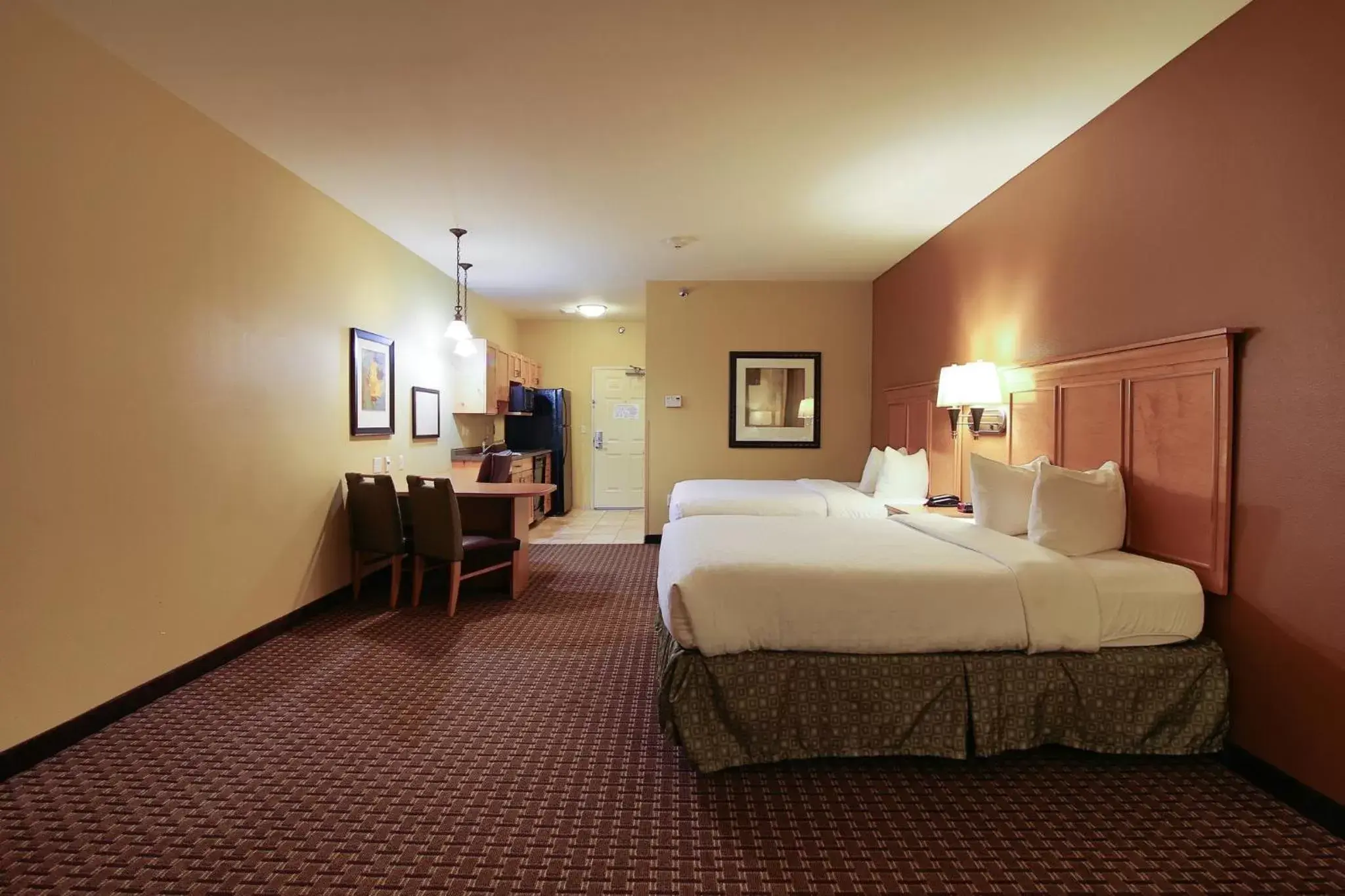 Photo of the whole room, Bed in Hawthorn Suites by Wyndham Minot