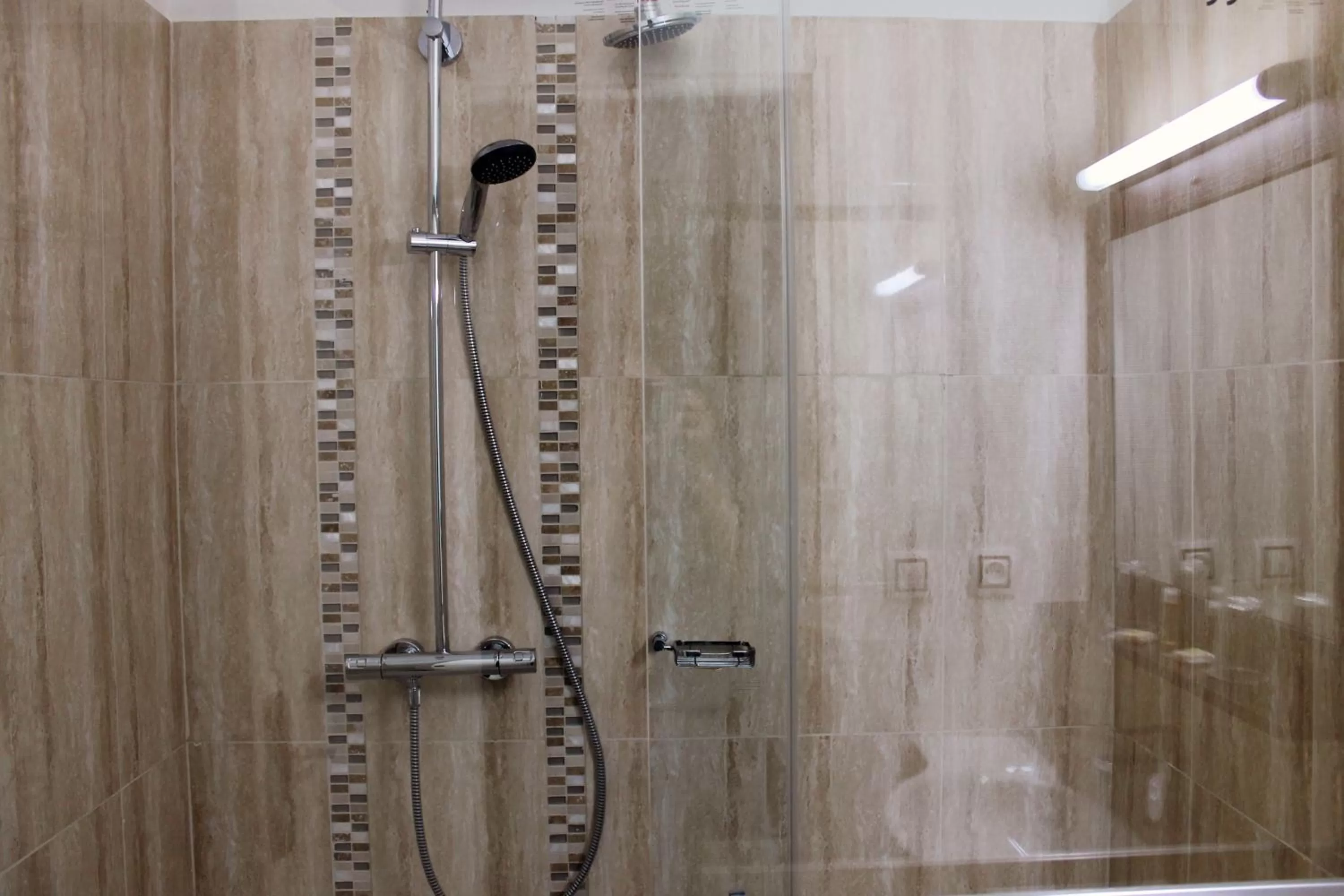 Shower in The Originals City, Hôtel Paris Sud, Orly-Draveil
