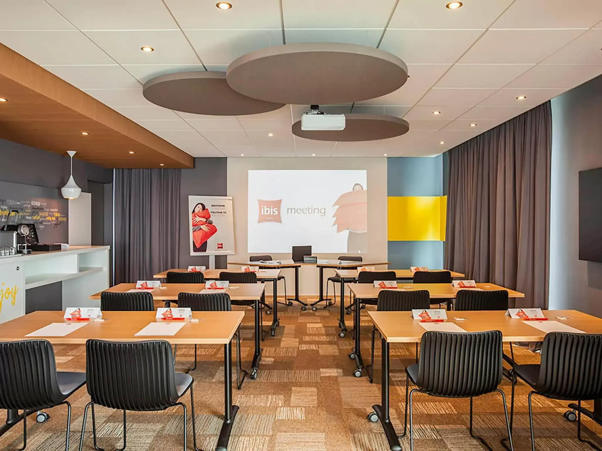 Meeting/conference room in ibis Sens