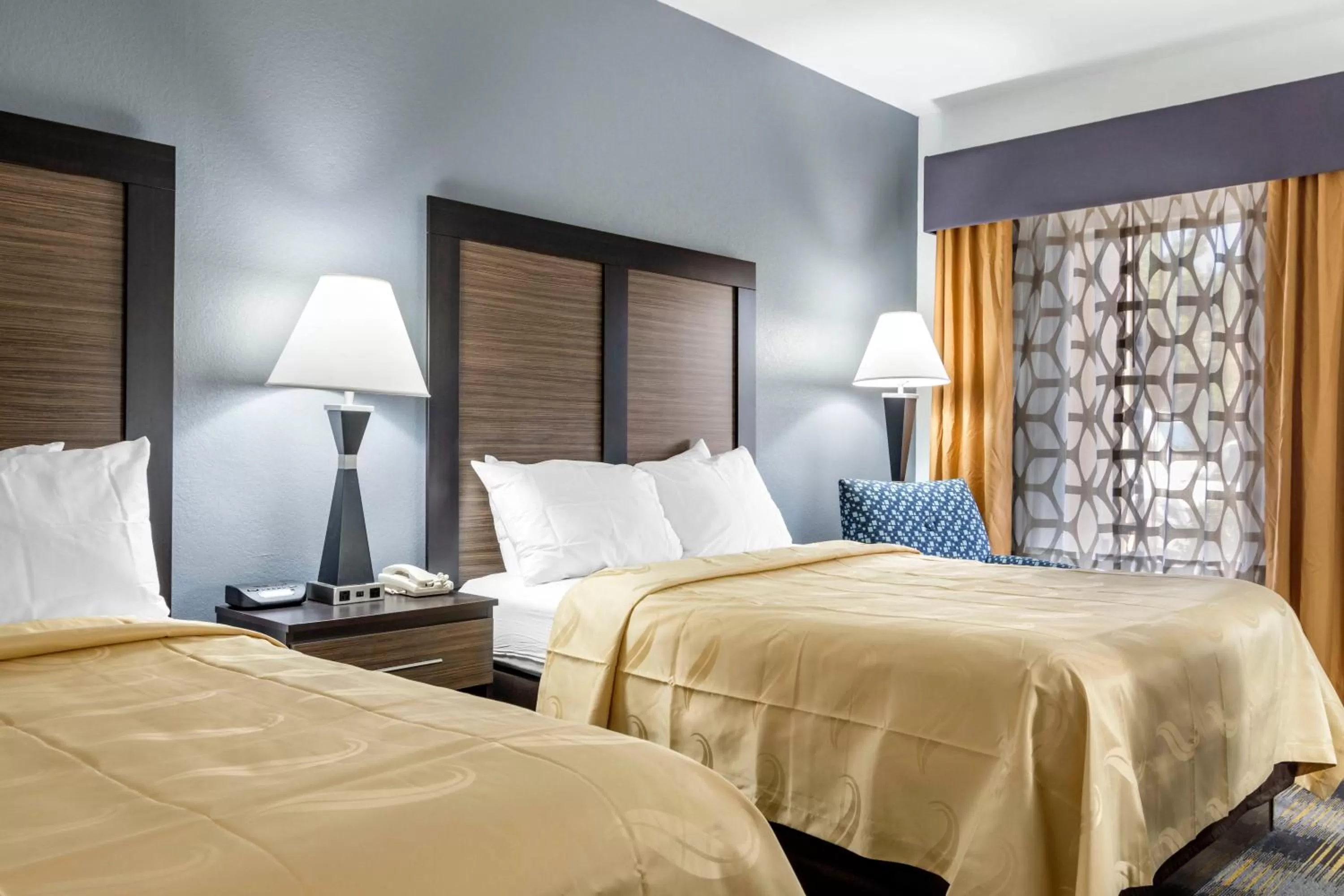 Bed in Quality Inn near Six Flags Douglasville