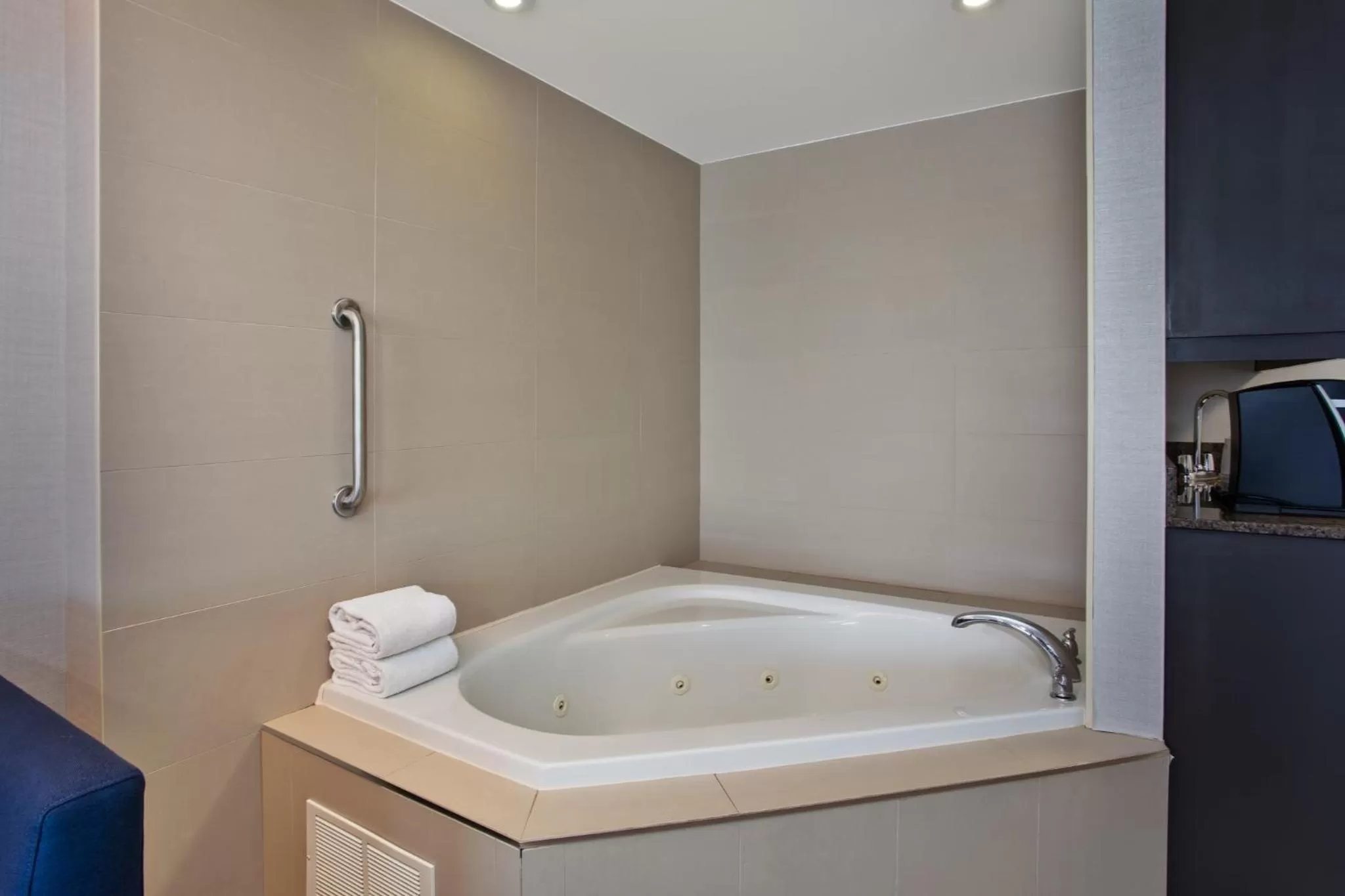 Photo of the whole room in Holiday Inn Express Kingston Central by IHG