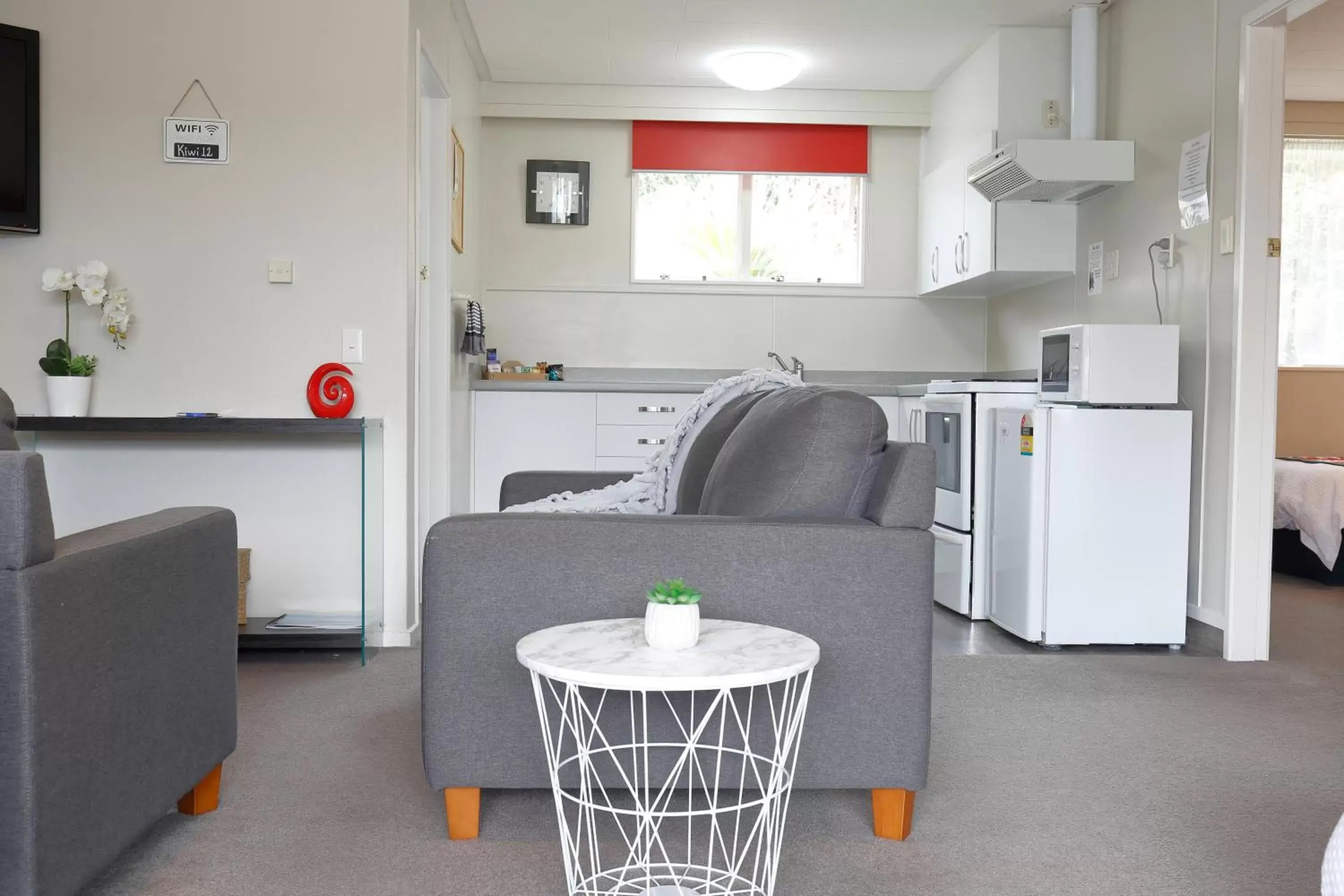 Living room, Kitchen/Kitchenette in Aden Motel