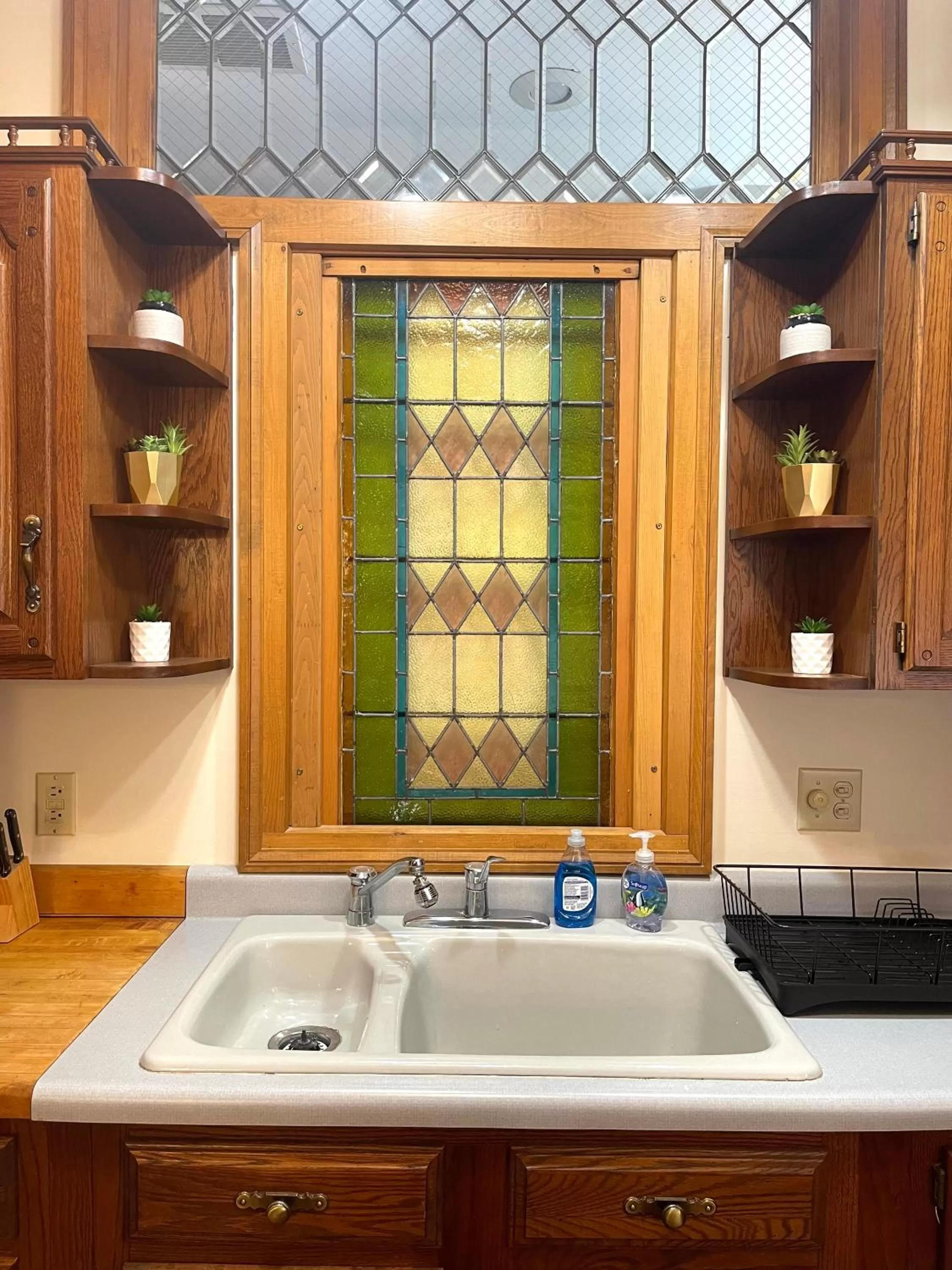 Kitchen or kitchenette, Bathroom in Riverboat Suites