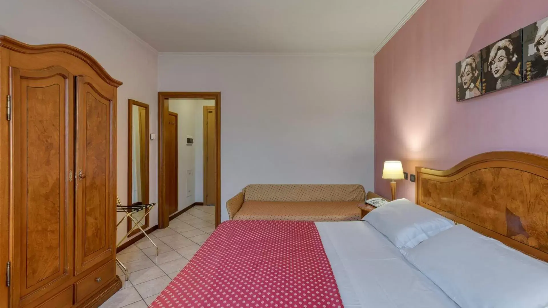 Photo of the whole room, Bed in Primotel Brescia