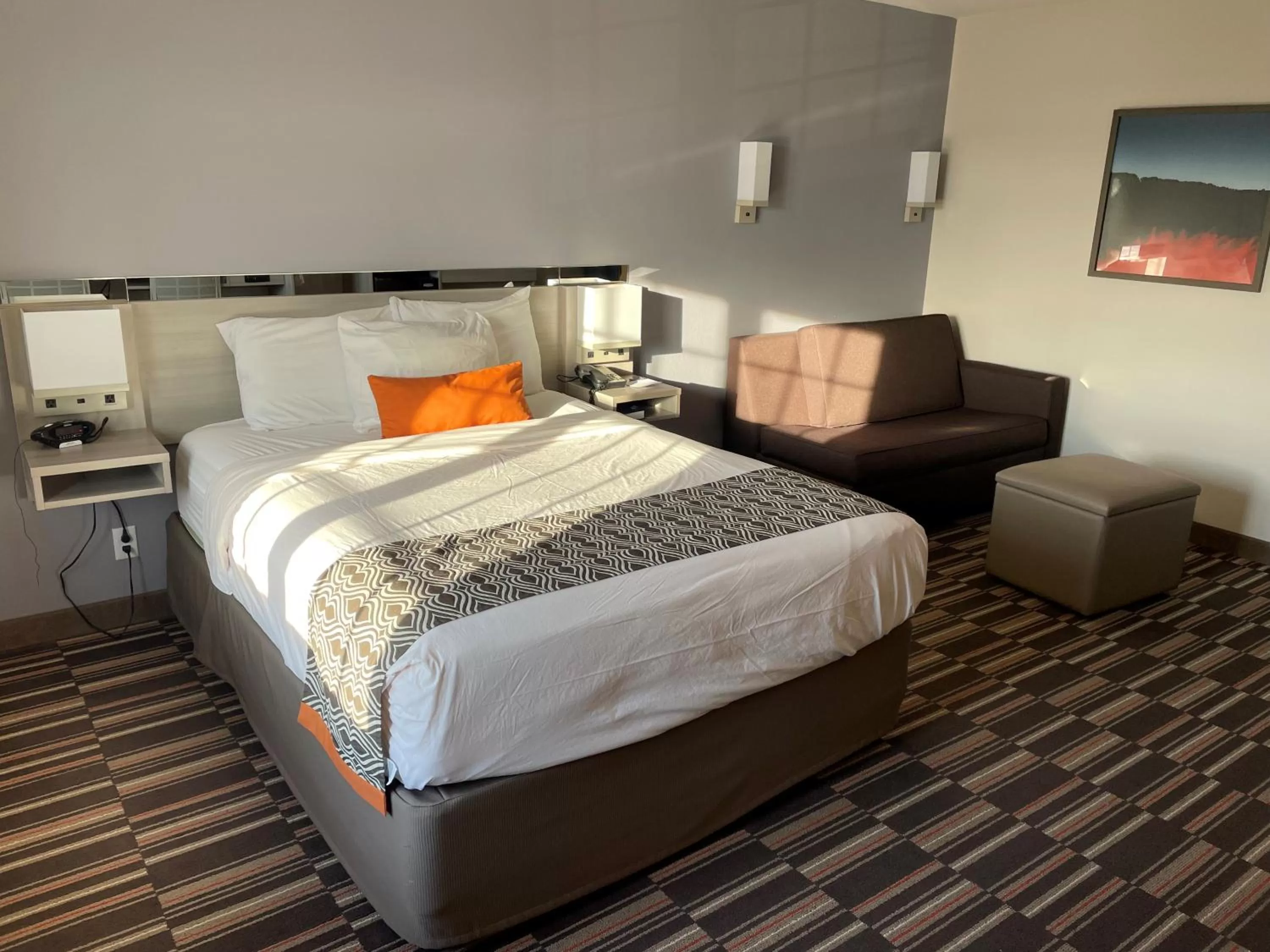 Queen Suite - Disability Access/Non-Smoking in Spark by Hilton Rochester South