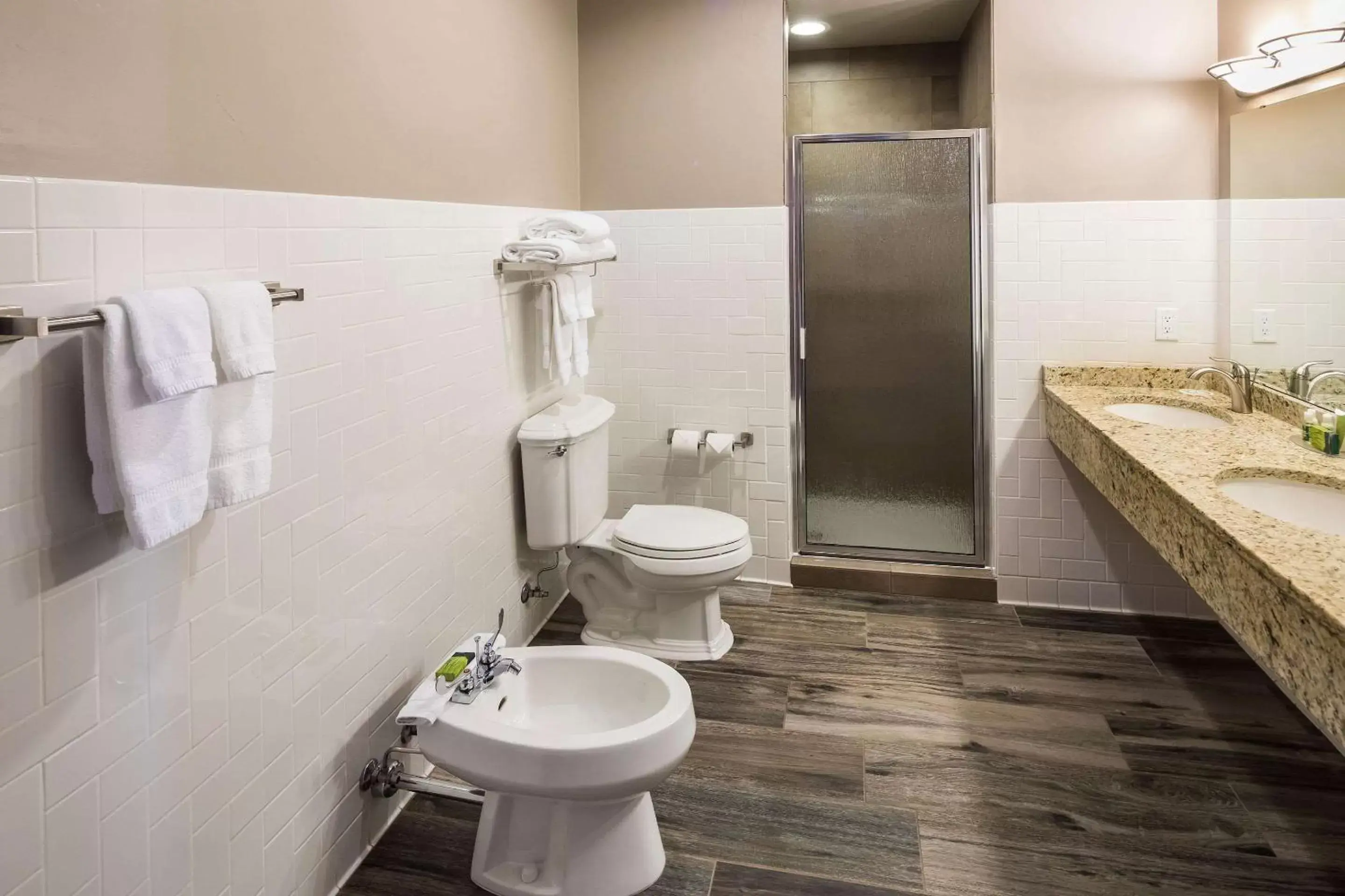 Photo of the whole room, Bathroom in Kress Inn, Ascend Hotel Collection