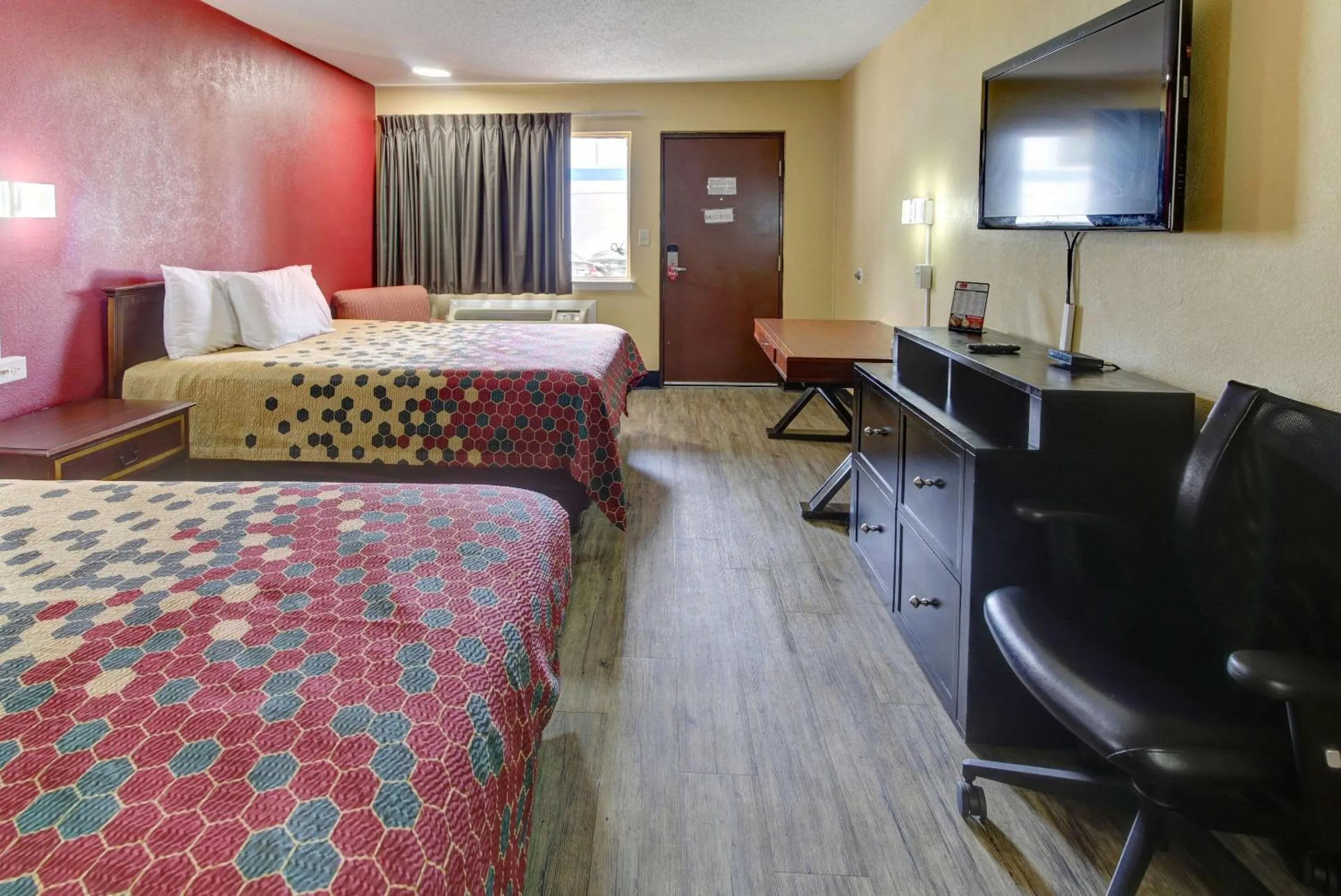 Bedroom, Bed in Econo Lodge Virginia Beach Town Center