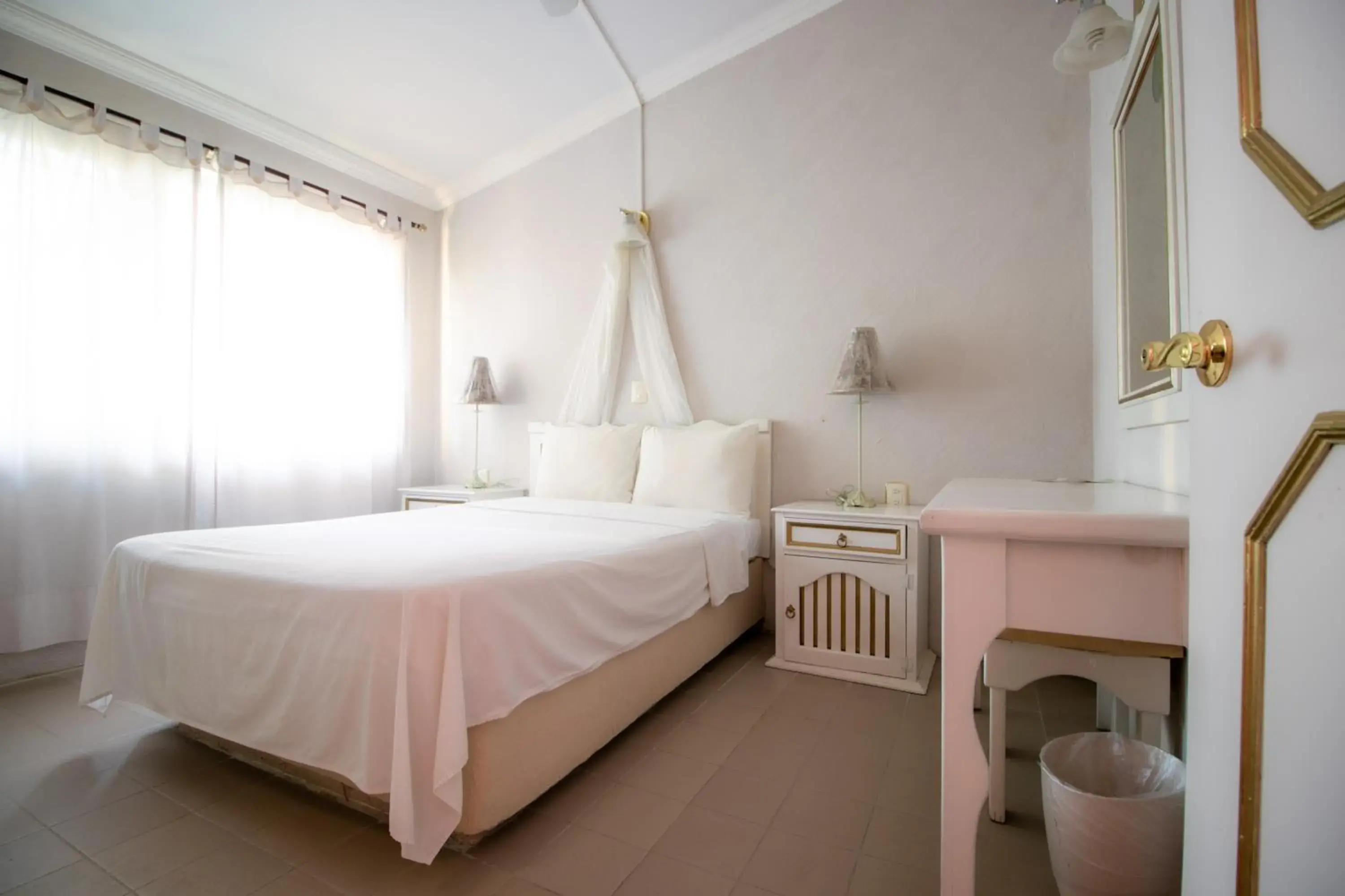 Bed in Villas del Sol Hotel & Bungalows