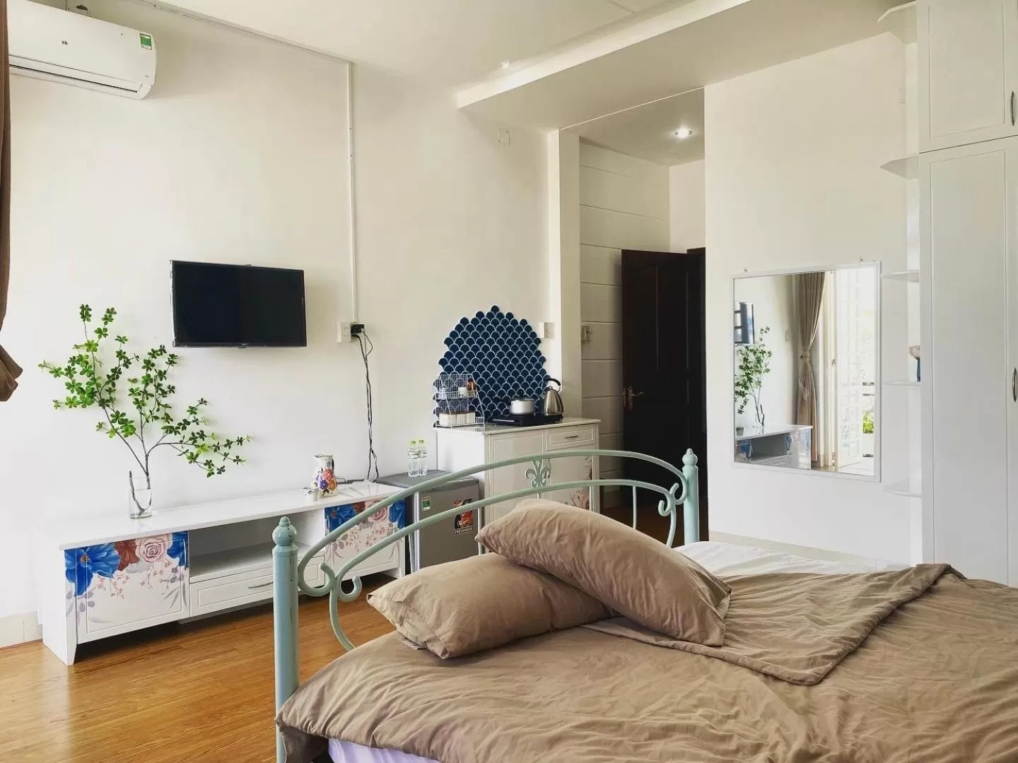 TV/Entertainment Center in Emerald Boutique Stay 2