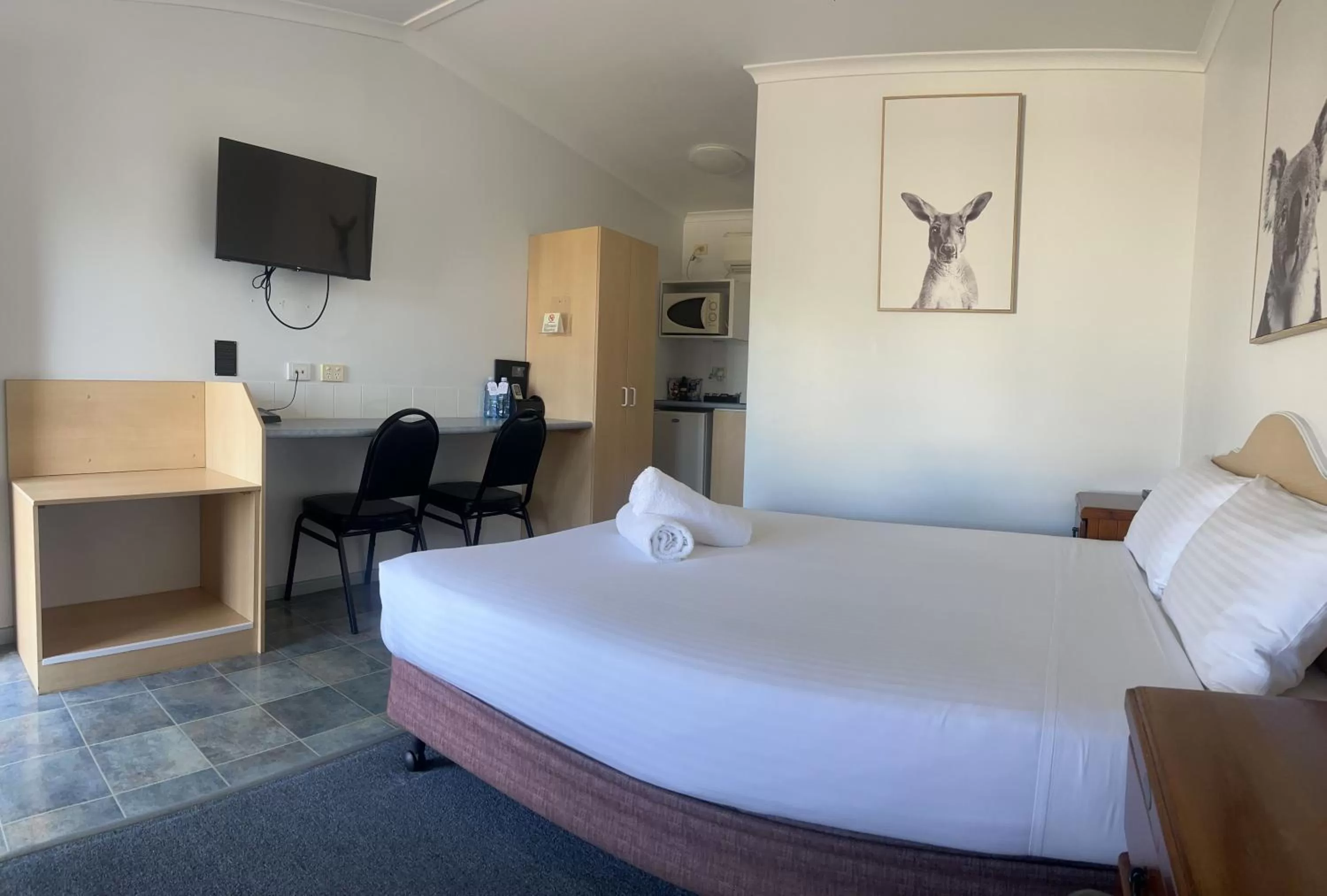 Queen Room in Pete's Place Roma