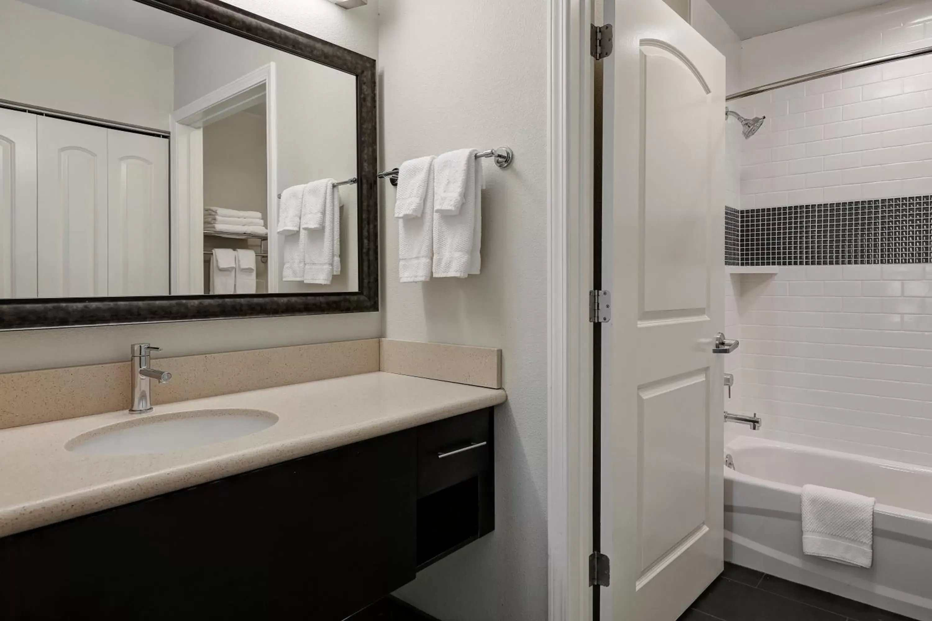 One-Bedroom Queen Suite - Hearing Accessible - Non-Smoking in Staybridge Suites Washington D.C. - Greenbelt by IHG One-Bedroom Queen Suite - Hearing Accessible - Non-Smoking in Staybridge Suites Washington D.C. - Greenbelt by IHG
