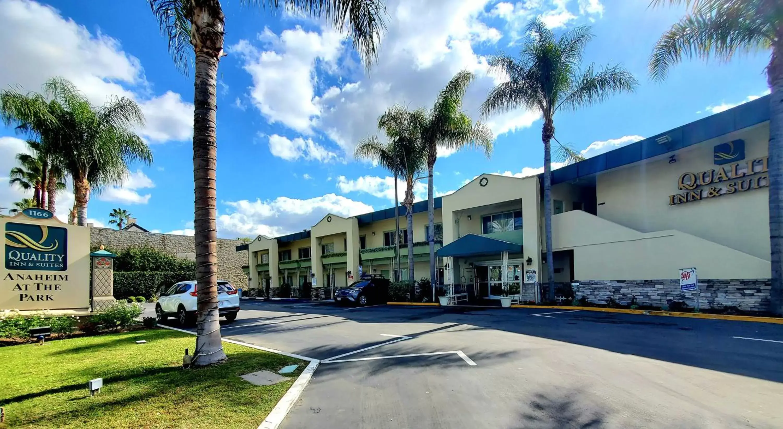 Property Building in Quality Inn & Suites Anaheim at the Park