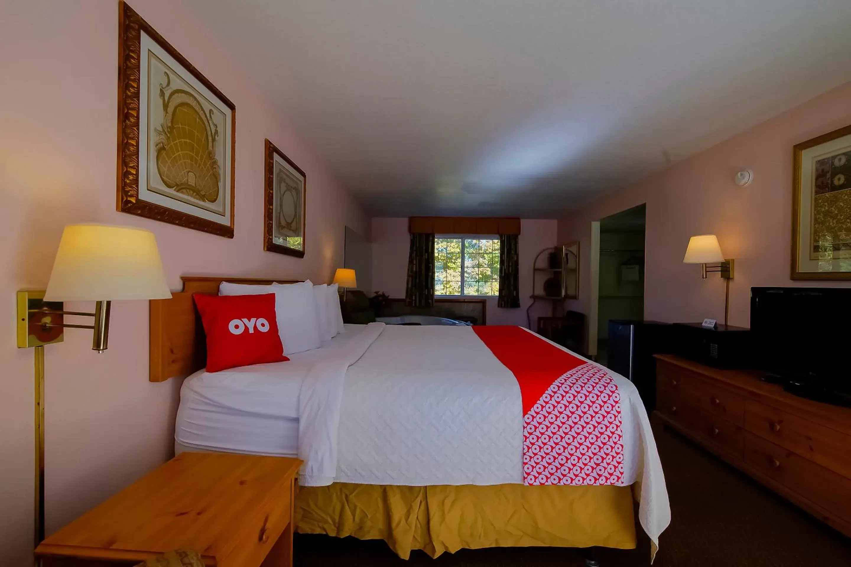 Bedroom, Bed in Hotel O Eureka Springs - Christ of Ozark Area