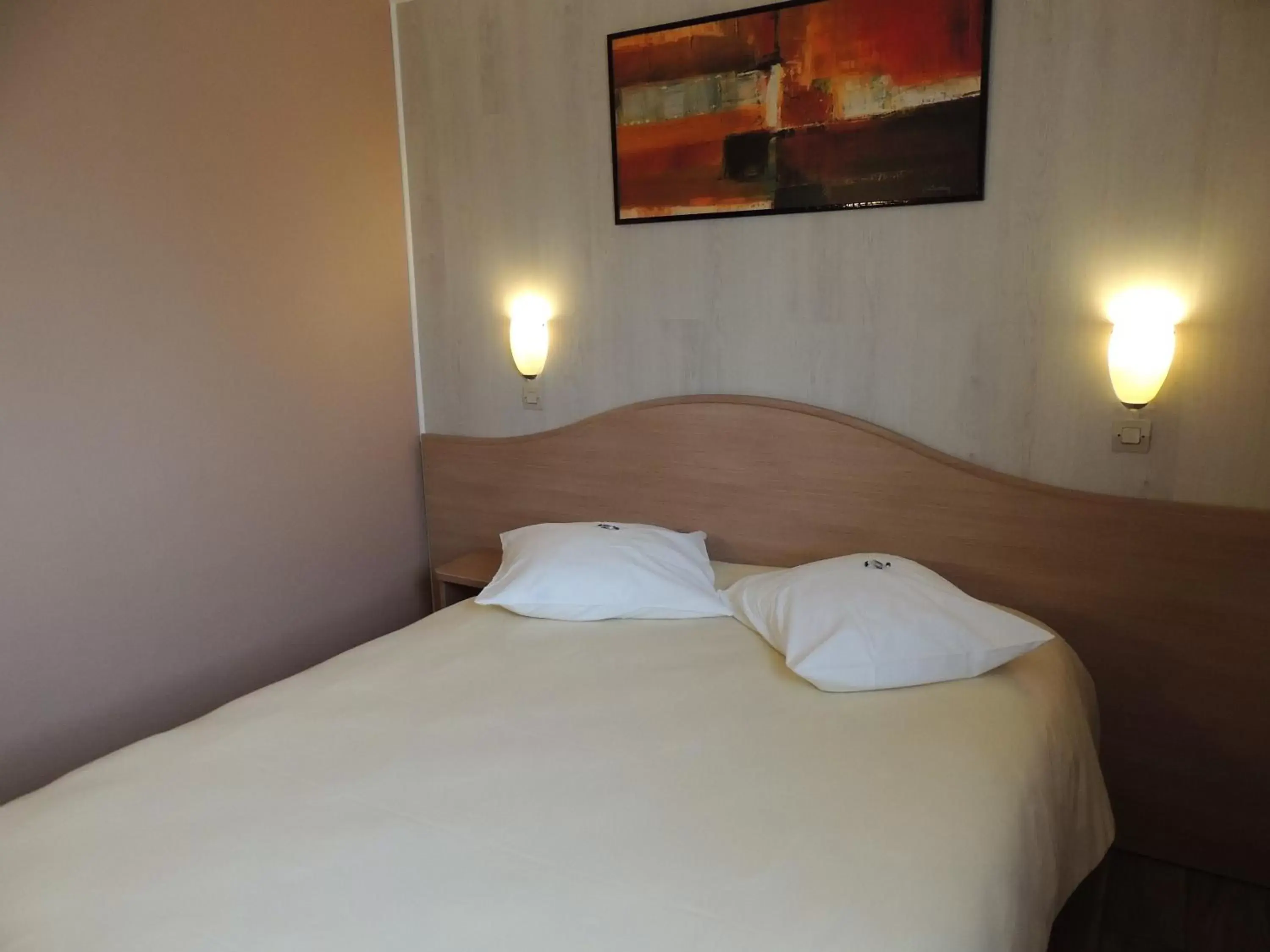 Bed in Logis Hôtel - Le Relais du Parisis