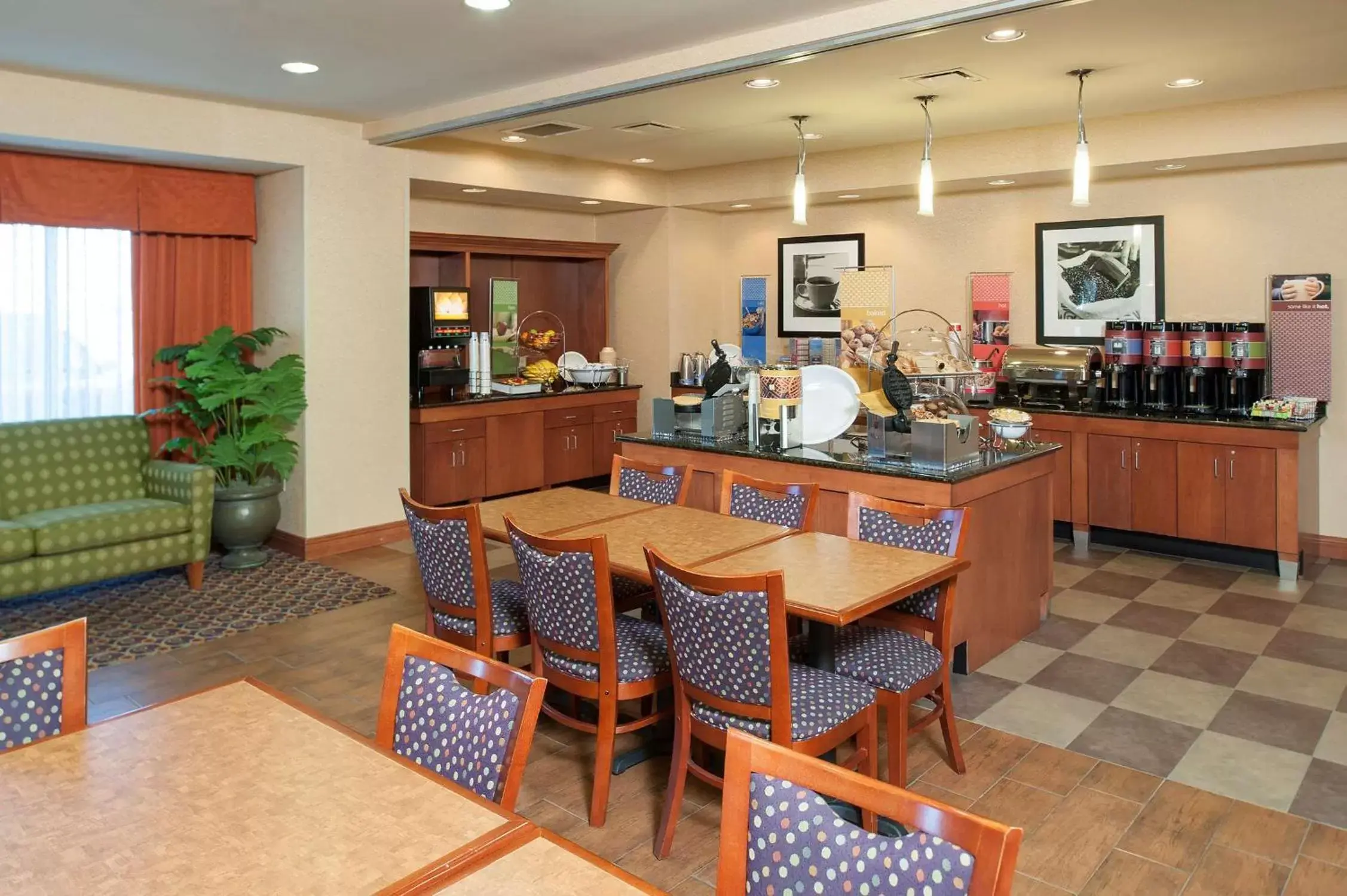 Dining area, Restaurant/Places to Eat in Hampton Inn Macomb