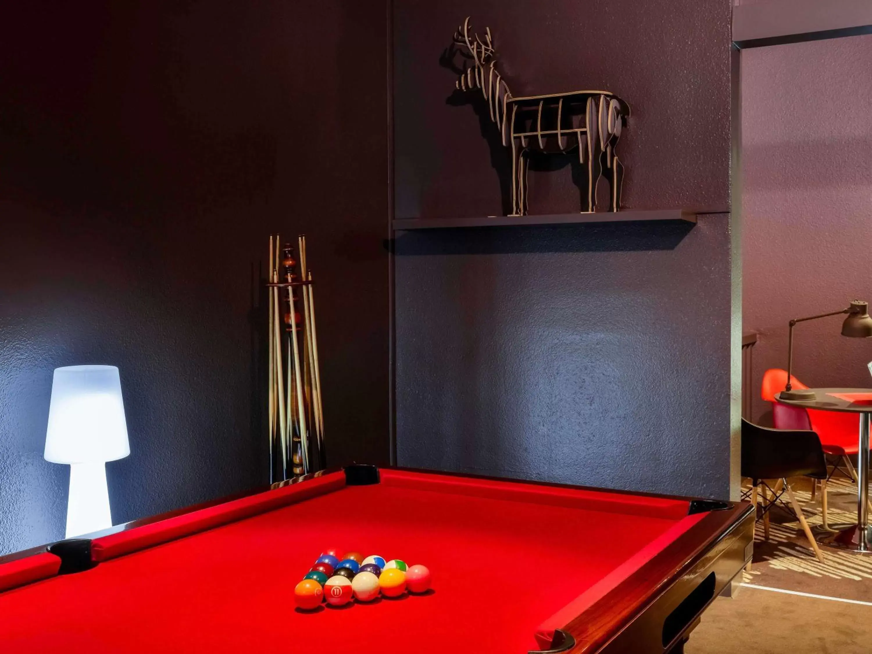 Lounge or bar, Billiards in ibis Macon Sud Crêches