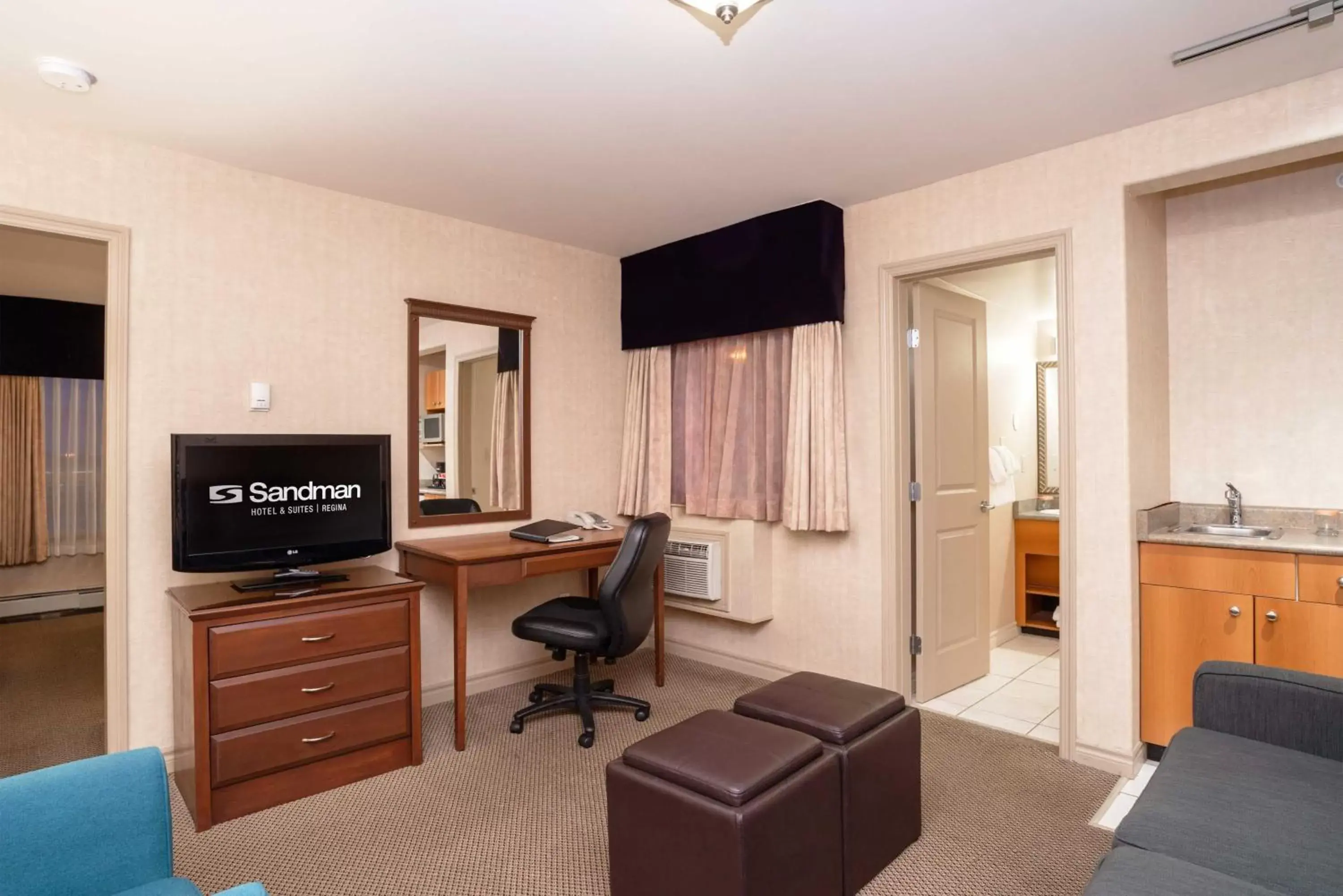 Bedroom, TV/Entertainment Center in Sandman Hotel & Suites Regina
