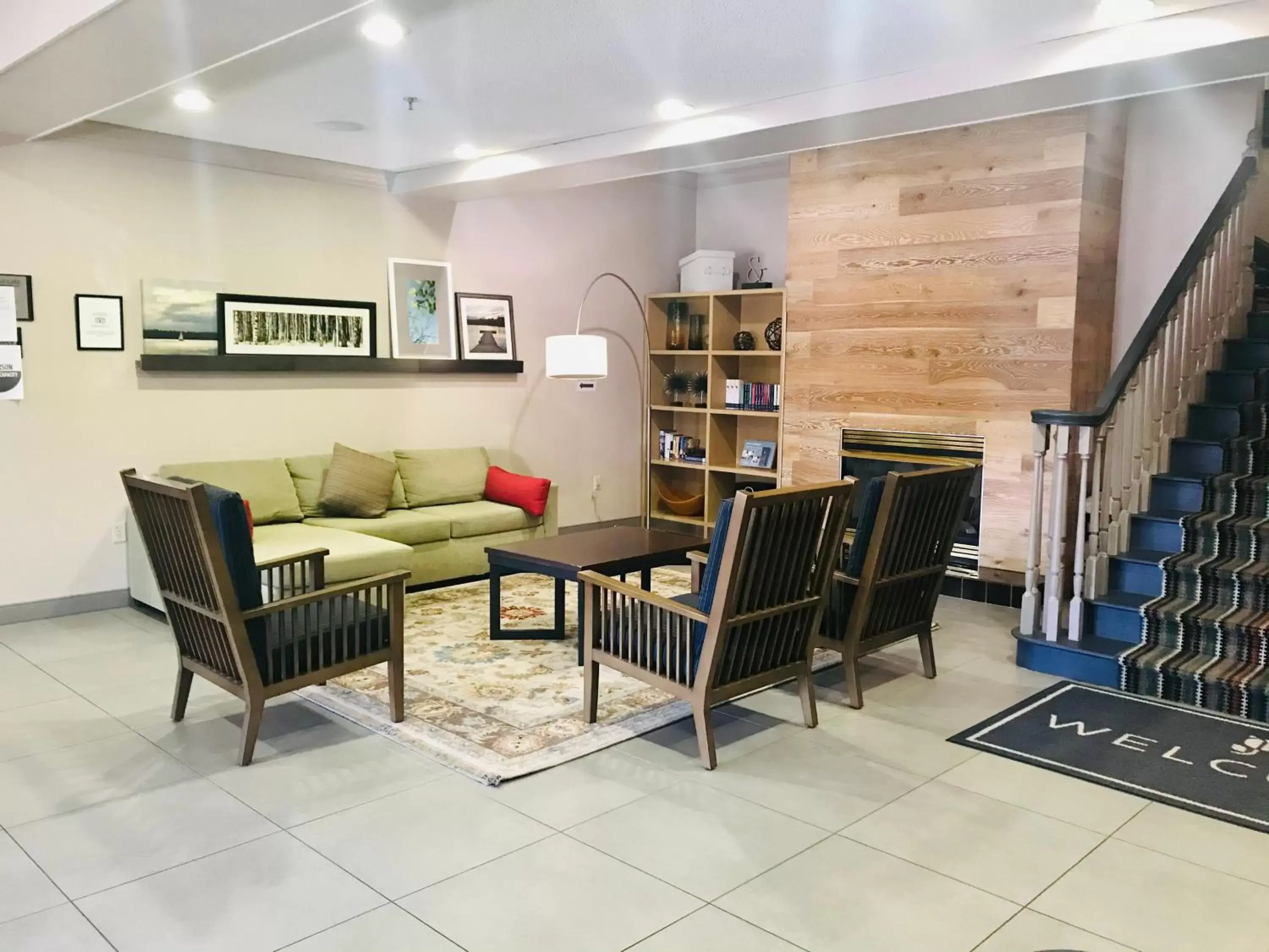 Seating area in Country Inn & Suites by Radisson, Warner Robins, GA