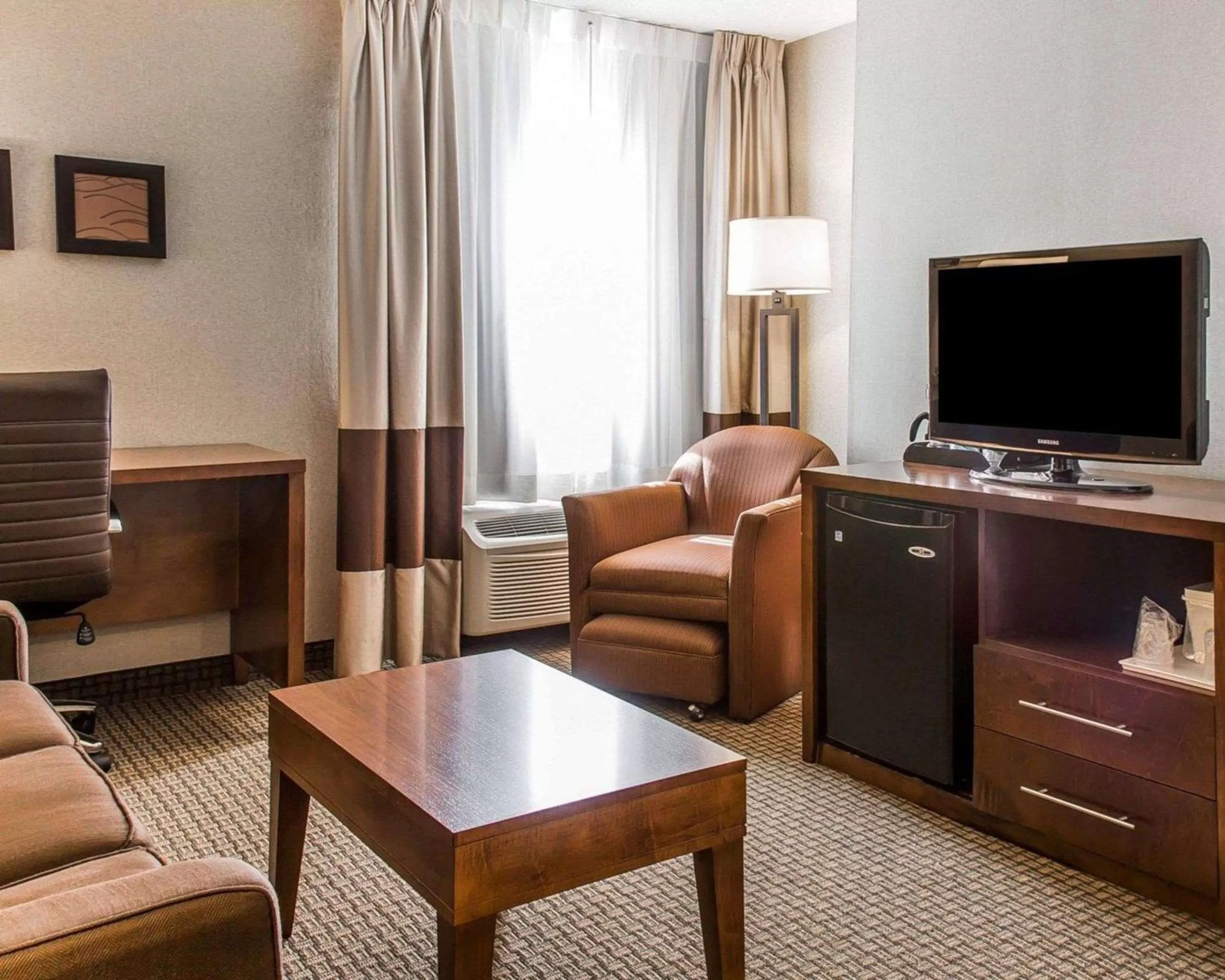 Photo of the whole room, TV/Entertainment Center in Comfort Inn Boston