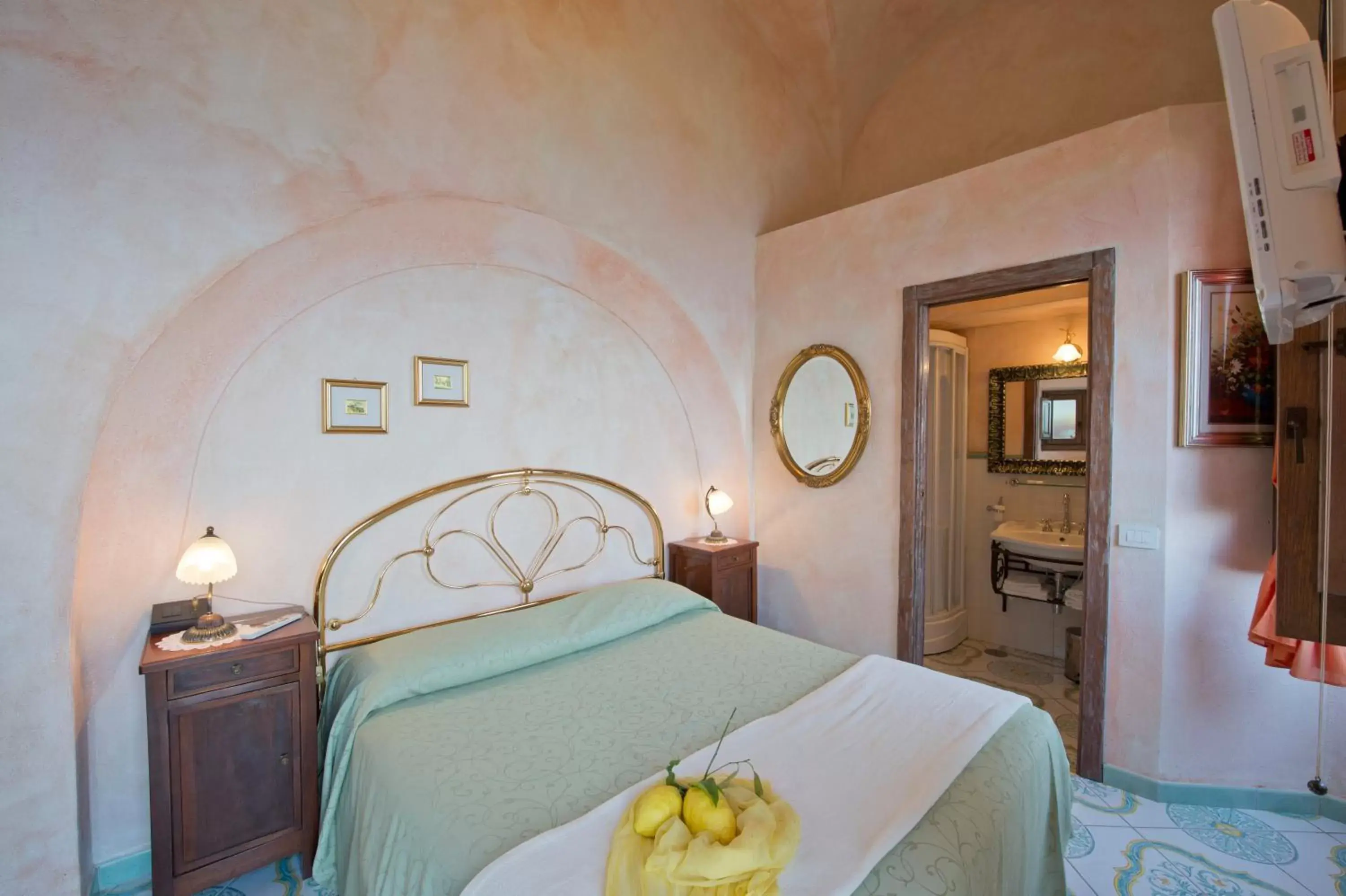 Bed in L'Antico Borgo Dei Limoni
