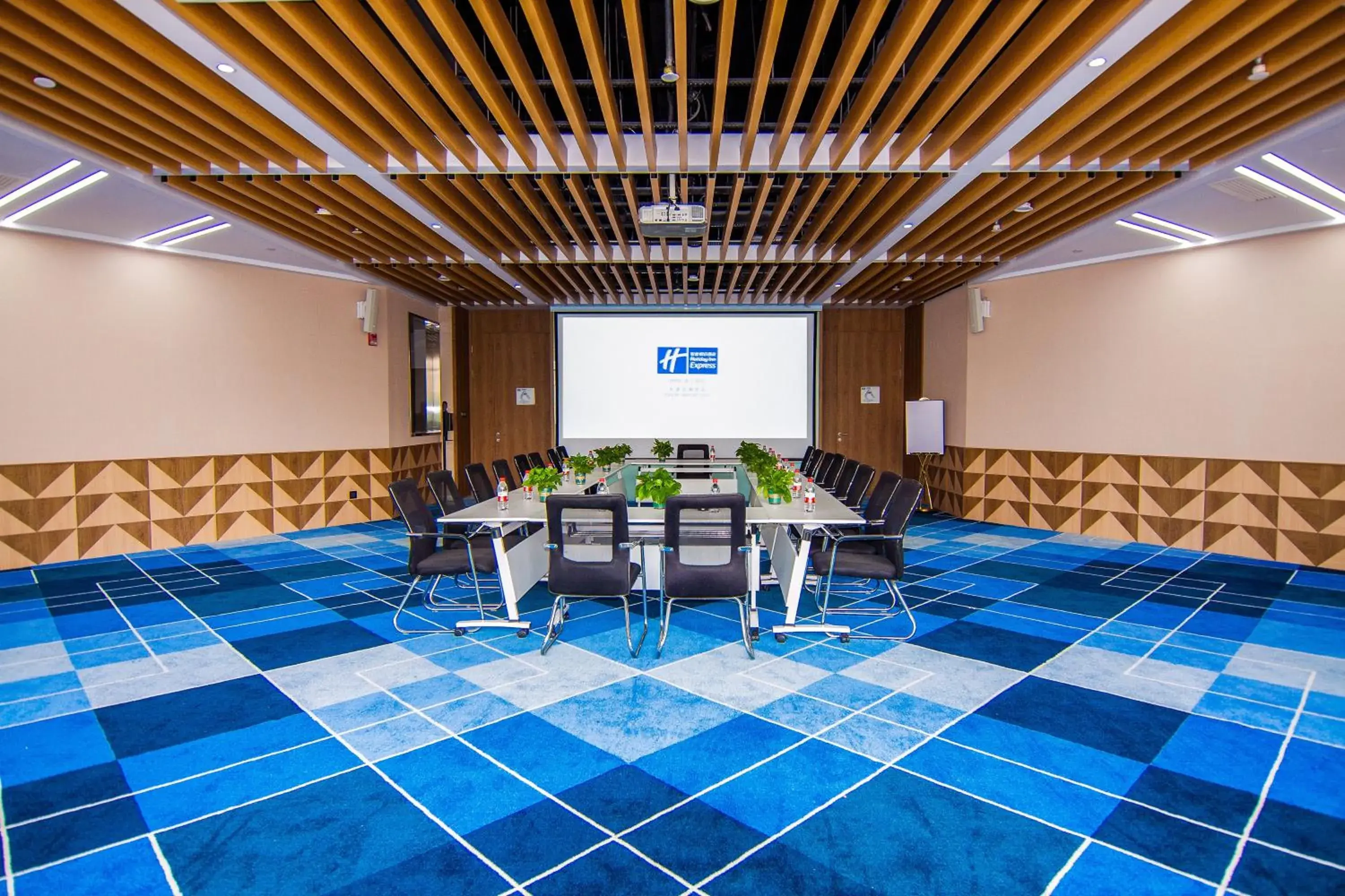Meeting/conference room in Holiday Inn Express Tianjin Airport East, an IHG Hotel