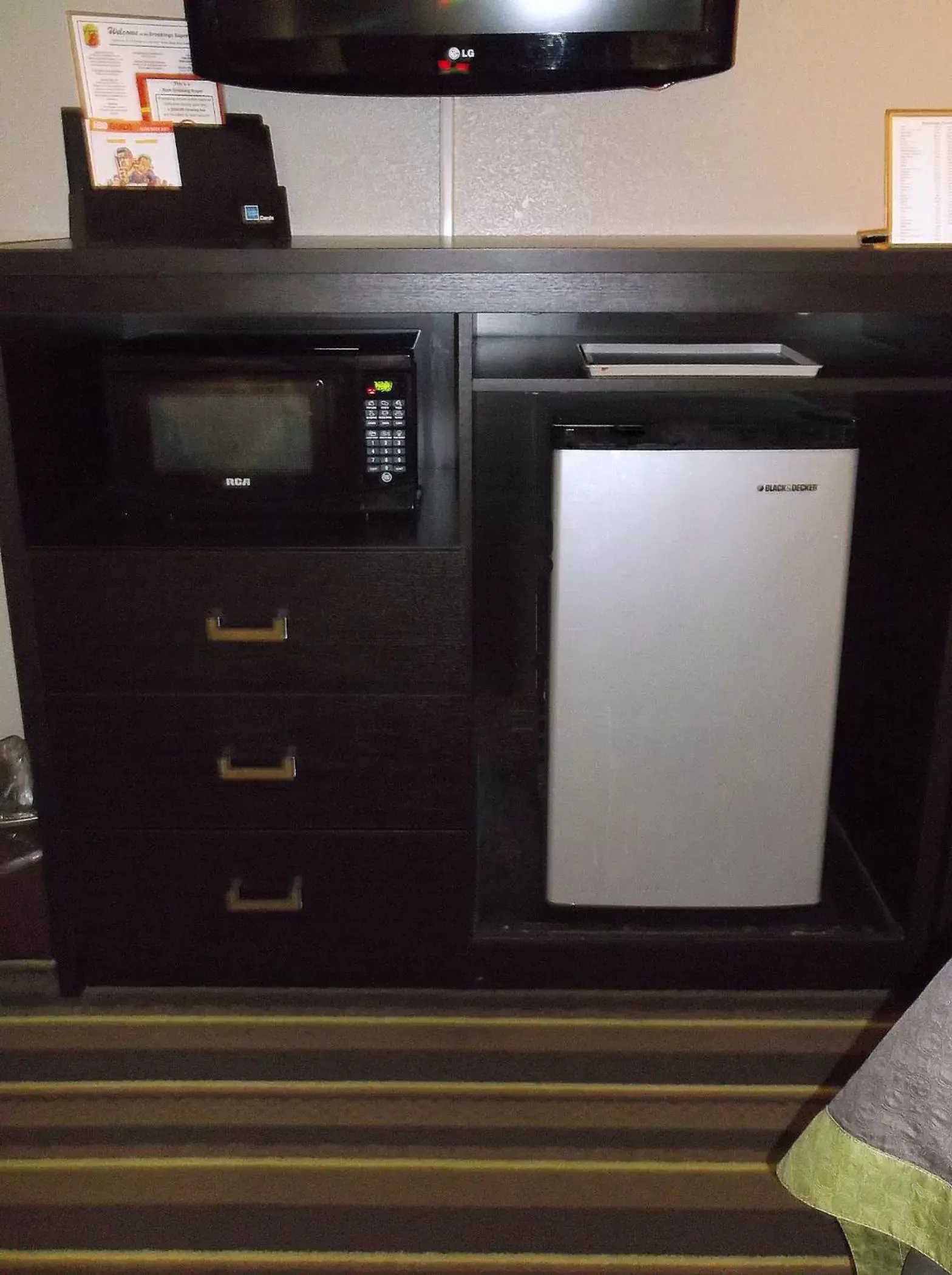 Kitchen or kitchenette, TV/Entertainment Center in Super 8 by Wyndham Brookings