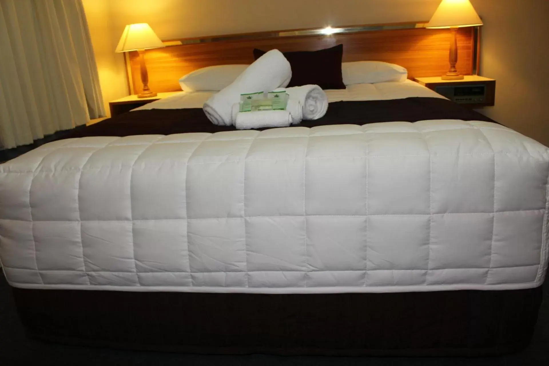 Bed in Tabourie Lake Motor Inn