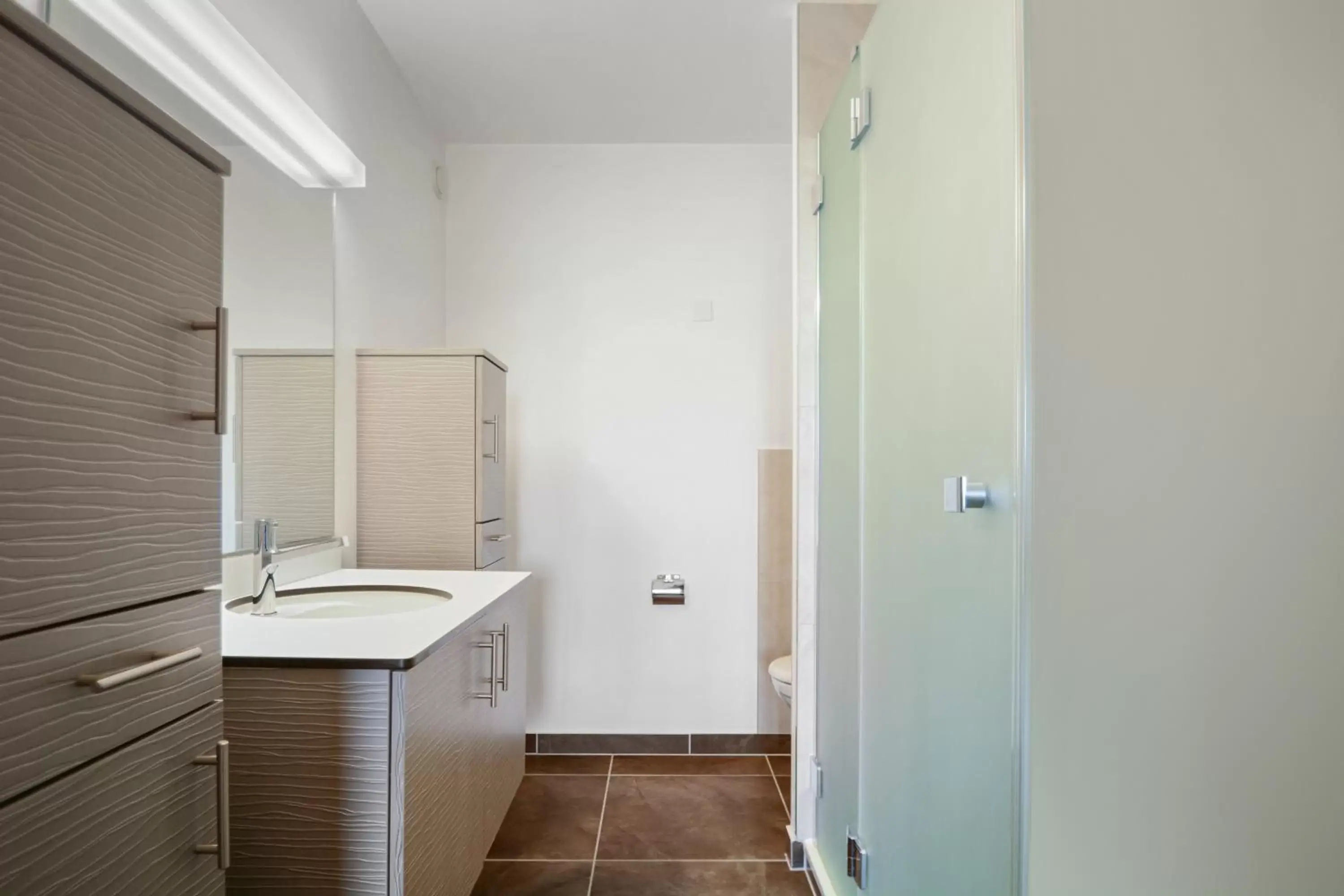 Bathroom, Kitchen/Kitchenette in Neuchâtel City Hôtel