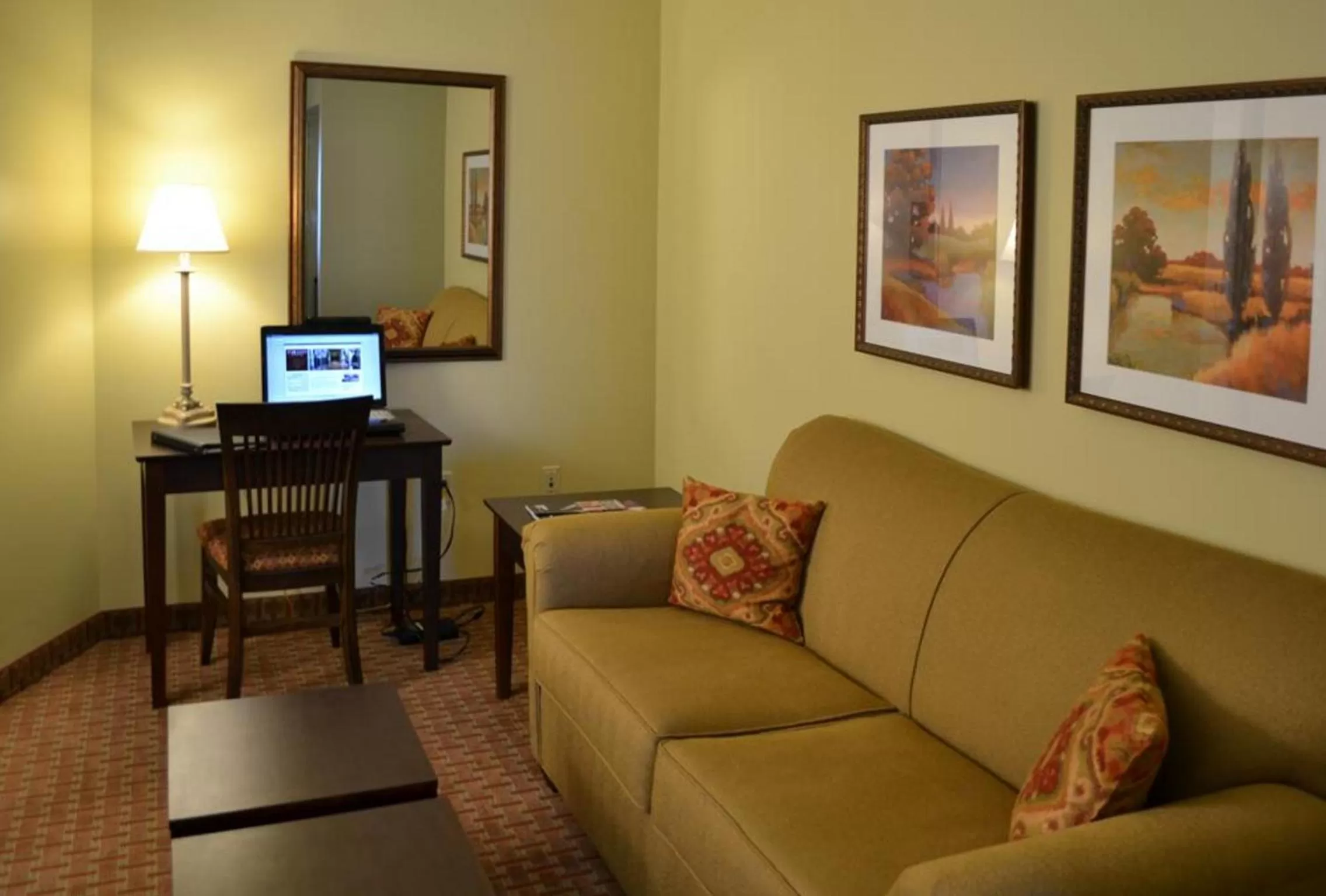 Living room in Euro-Suites Hotel