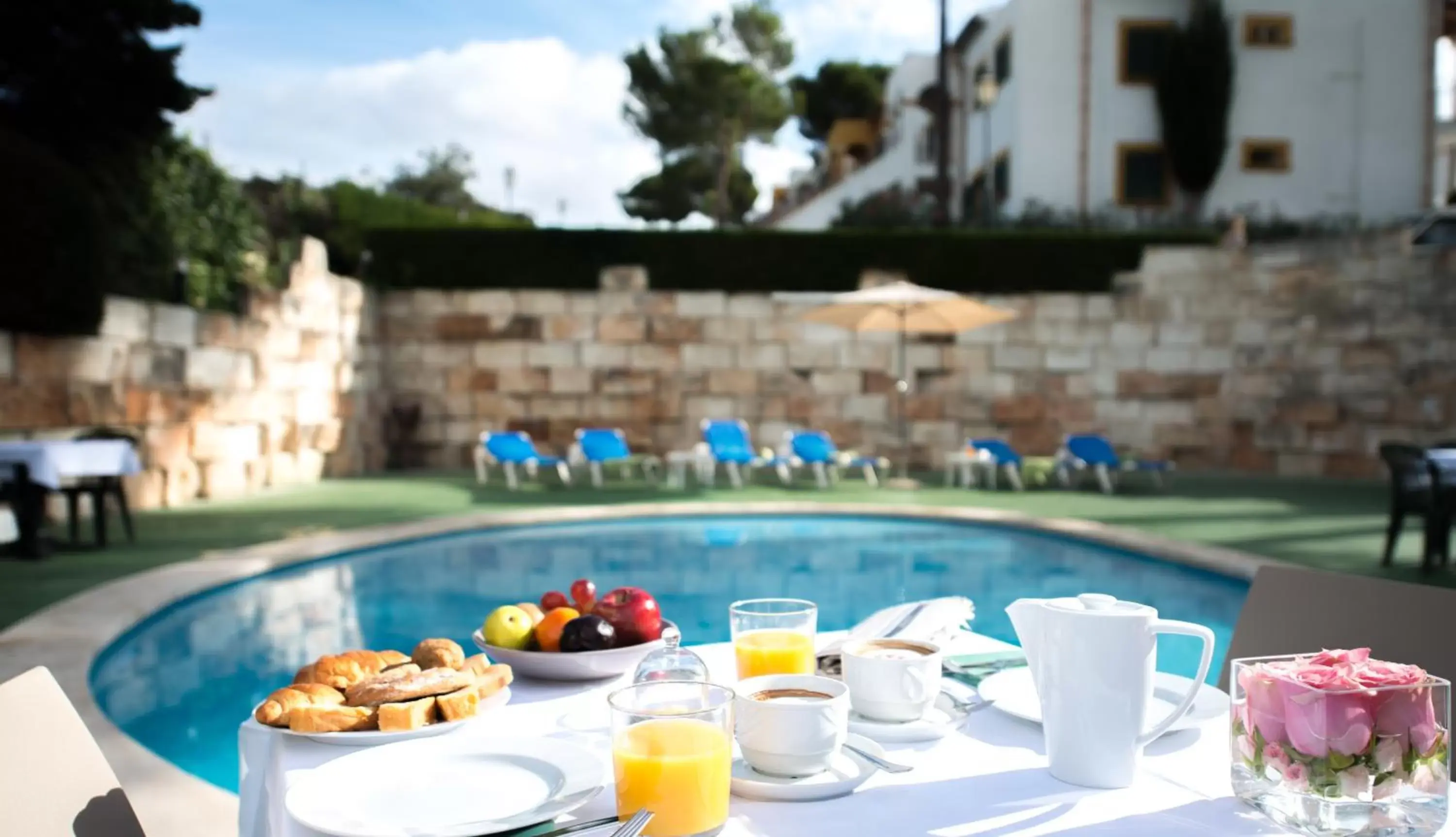 Buffet breakfast, Swimming Pool in Aparthotel Ona Aucanada