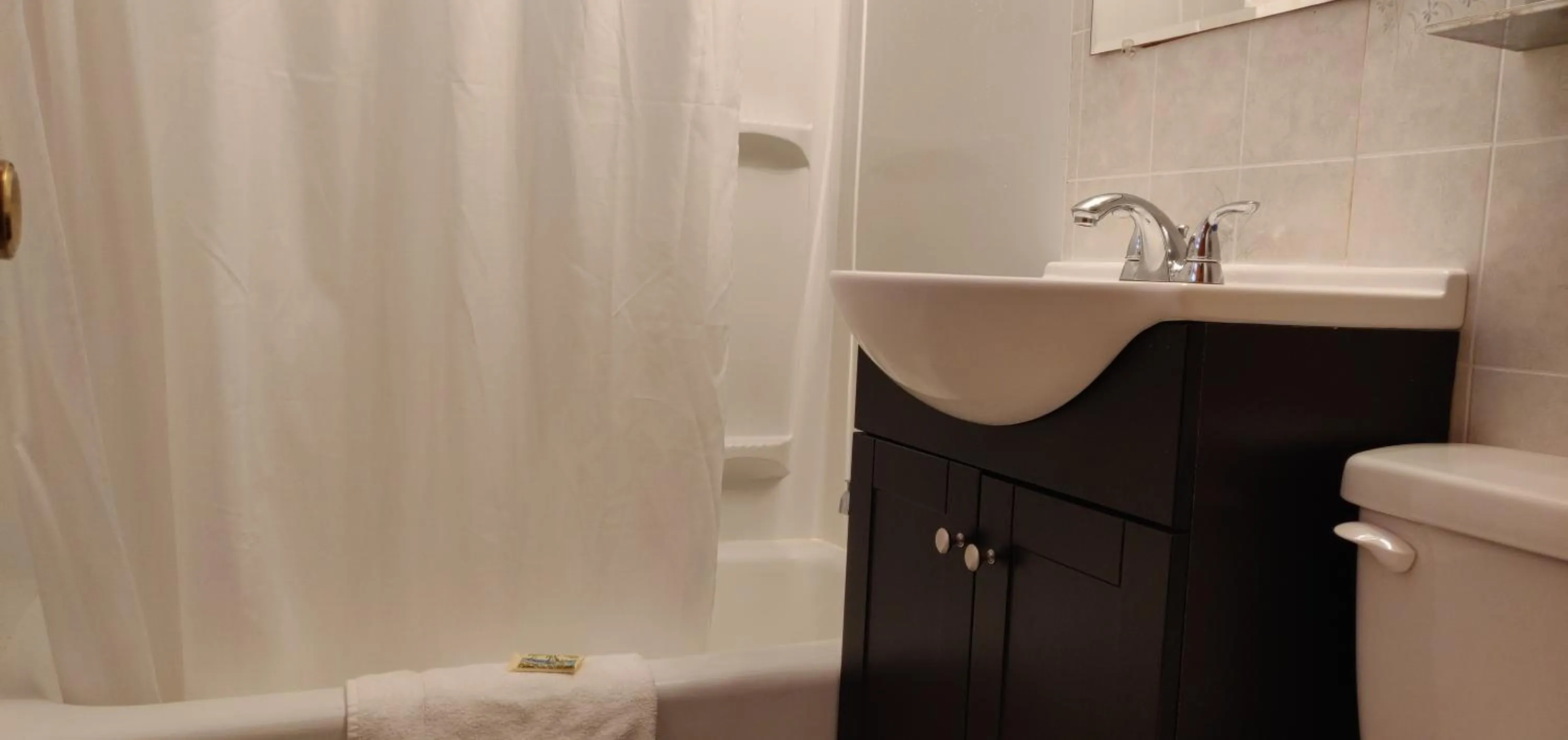 Bathroom in Pinebrook Motel