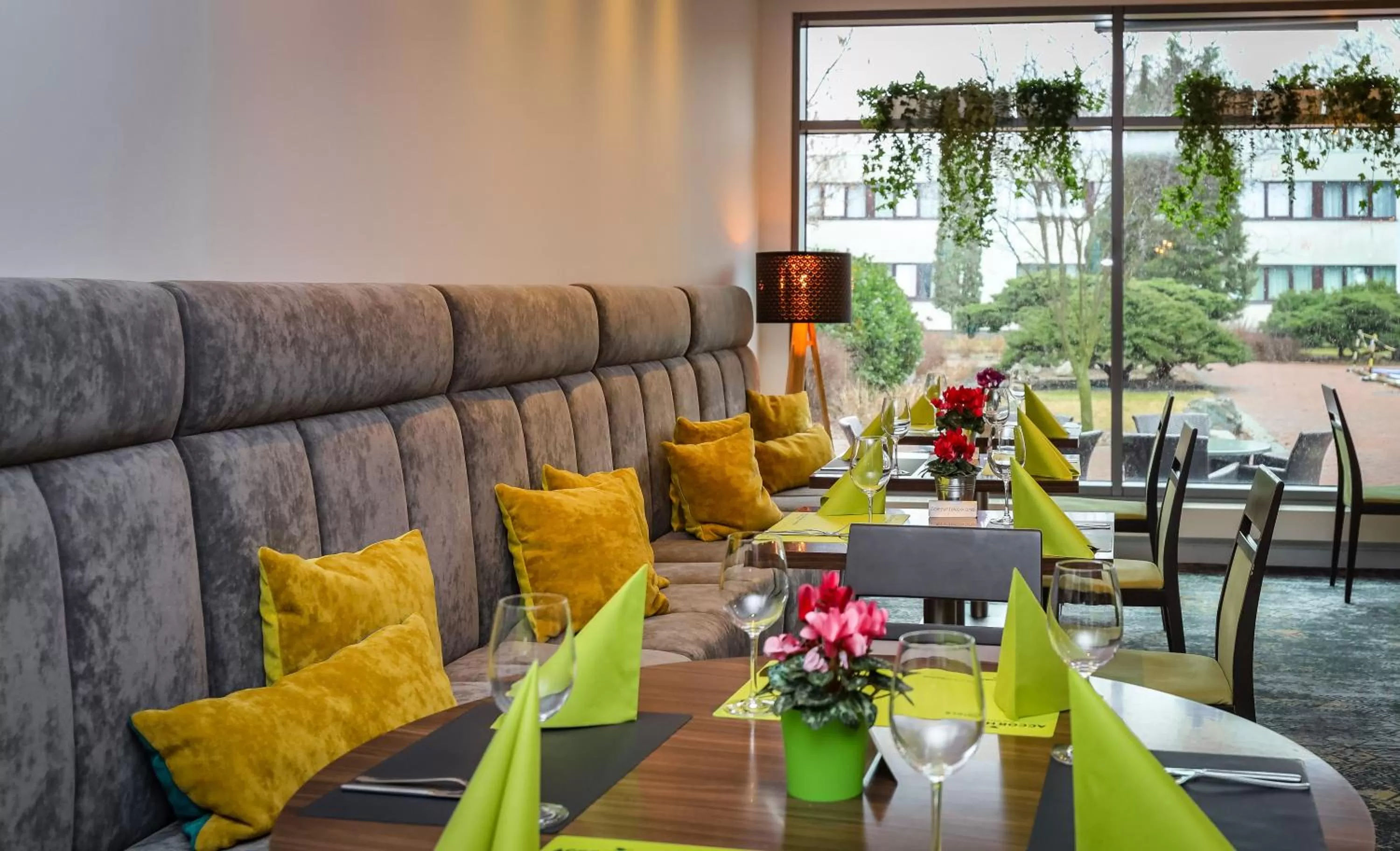 Restaurant/places to eat in Novotel Poznań Malta