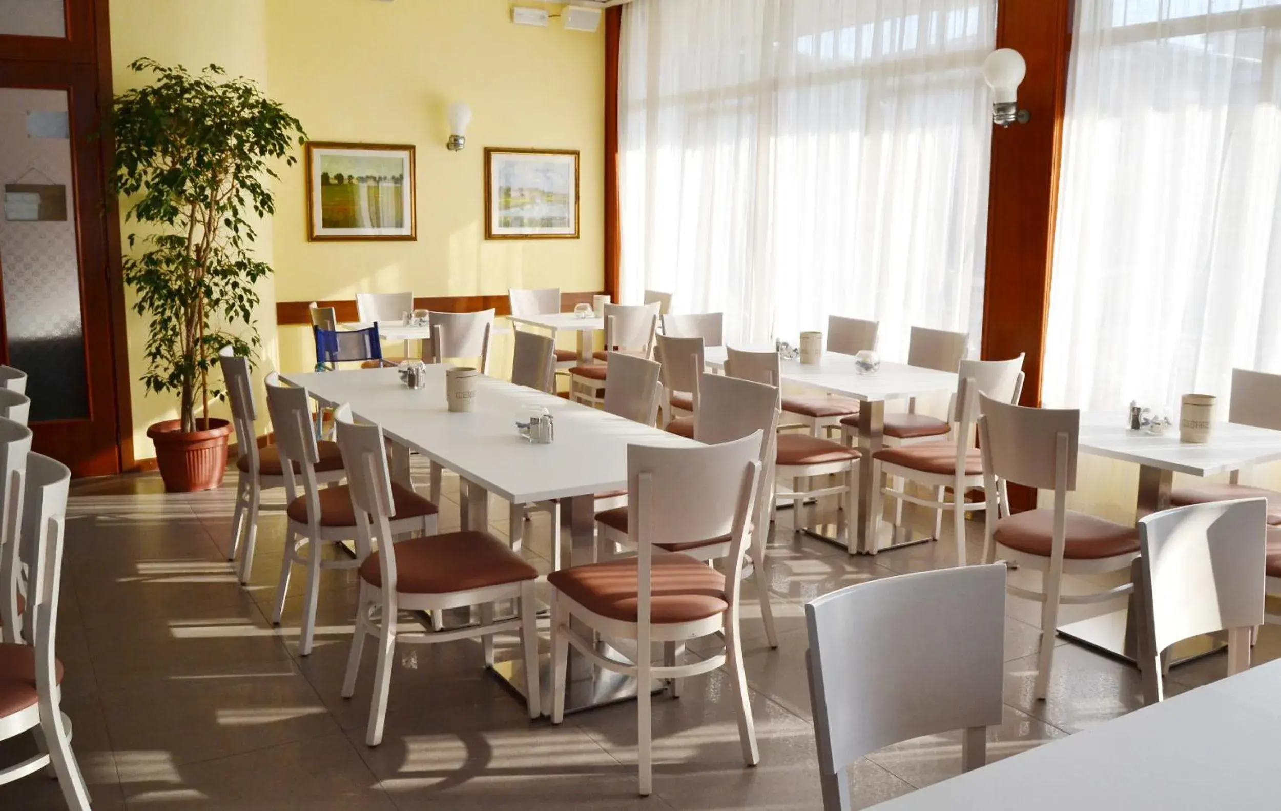 Restaurant/places to eat, Business Area/Conference Room in Hotel Midi