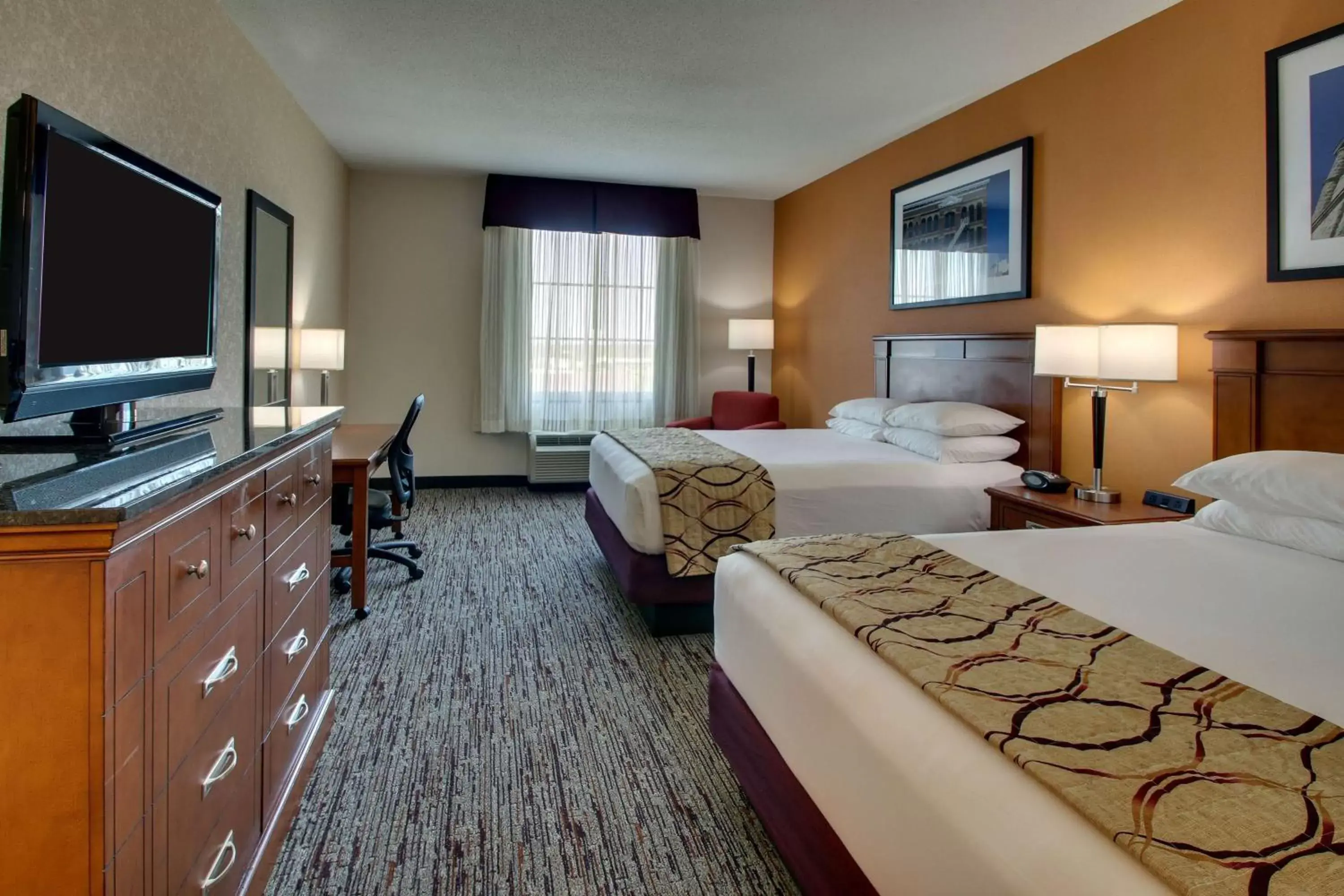 Photo of the whole room, Bed in Drury Inn & Suites Findlay