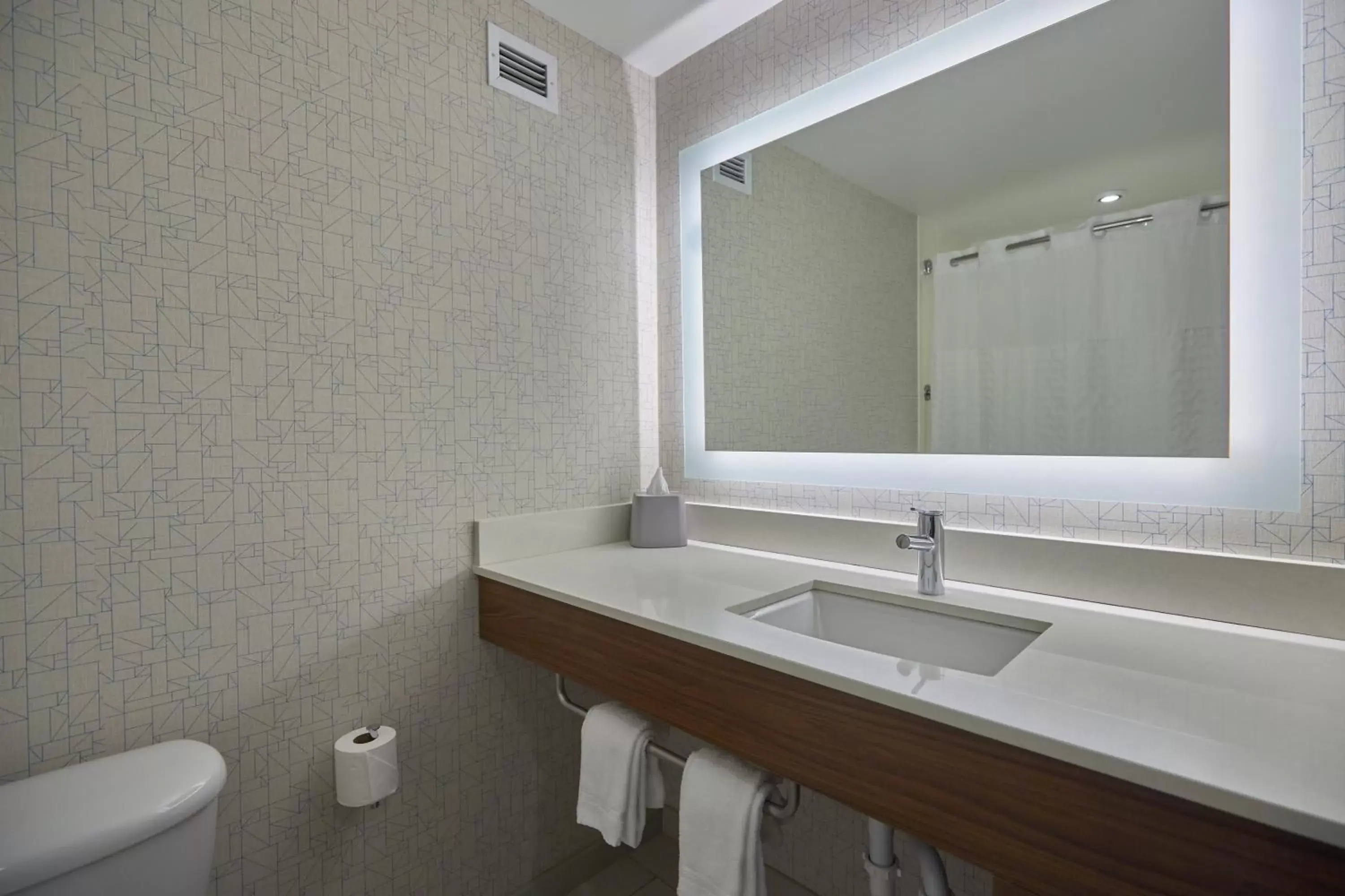 Bathroom in Holiday Inn Express : Eugene - Springfield, an IHG Hotel