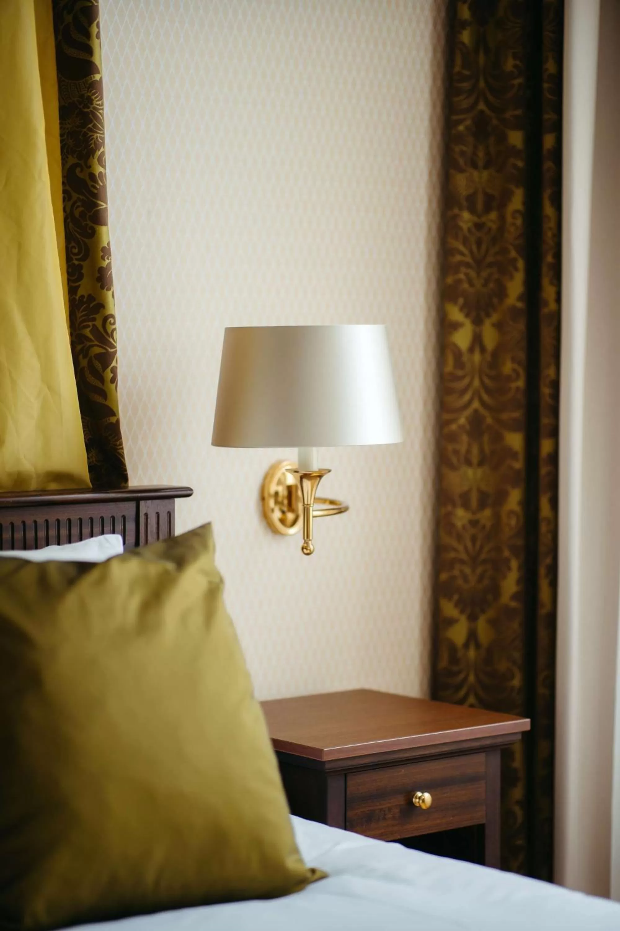 Bedroom, Bed in Grand Hotel Karel V