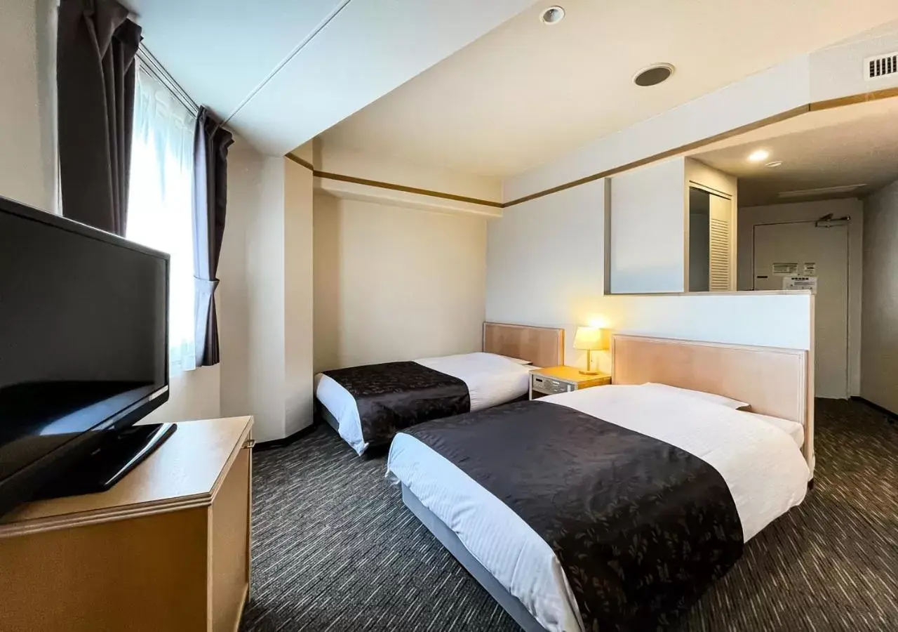 Photo of the whole room, Bed in APA Hotel Kanazawa-nishi