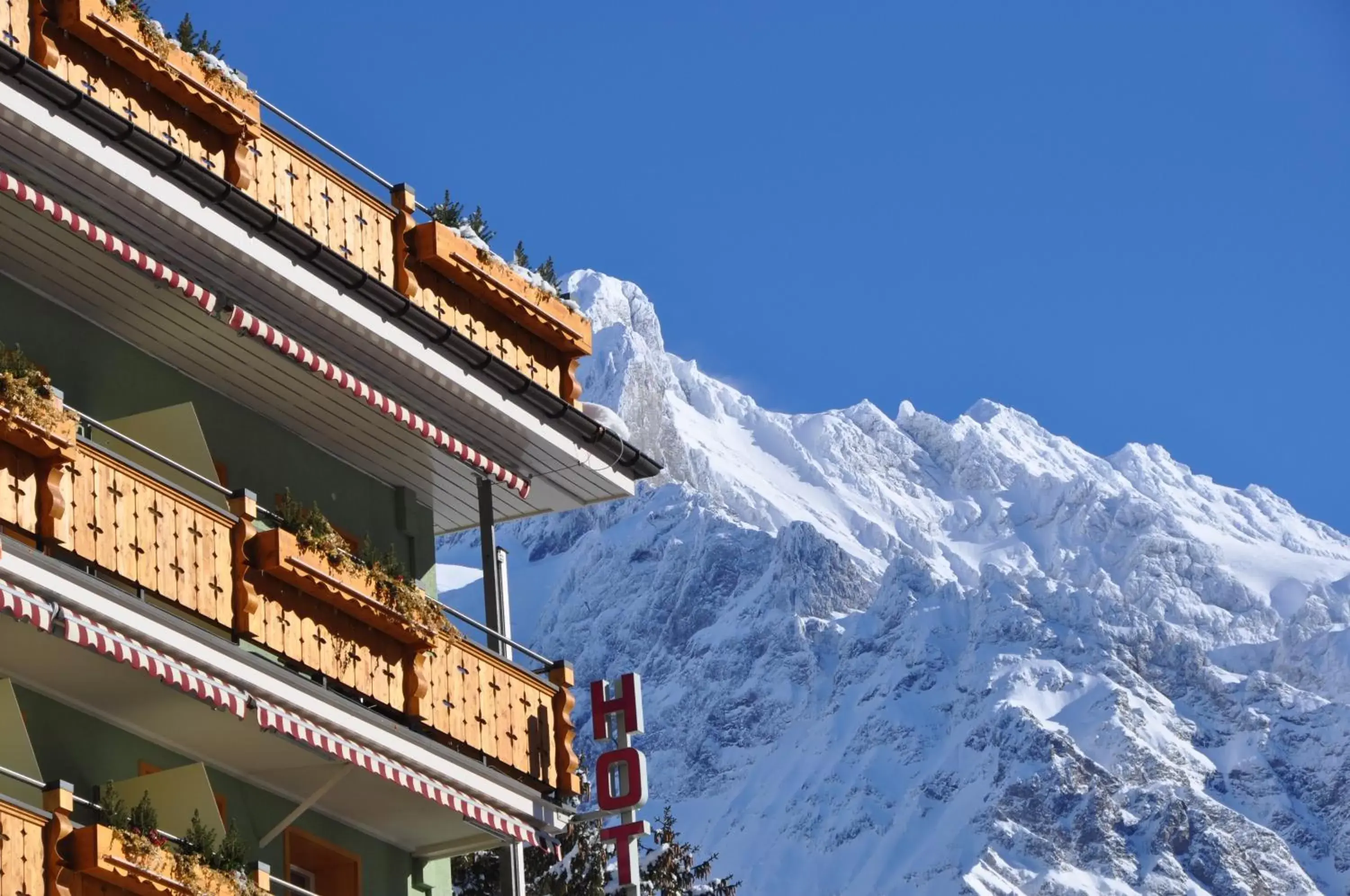 Facade/entrance, Winter in Hotel Central Wolter - Grindelwald