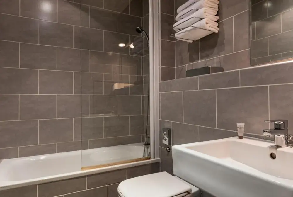 Area and facilities, Bathroom in Hotel Edmond Rostand