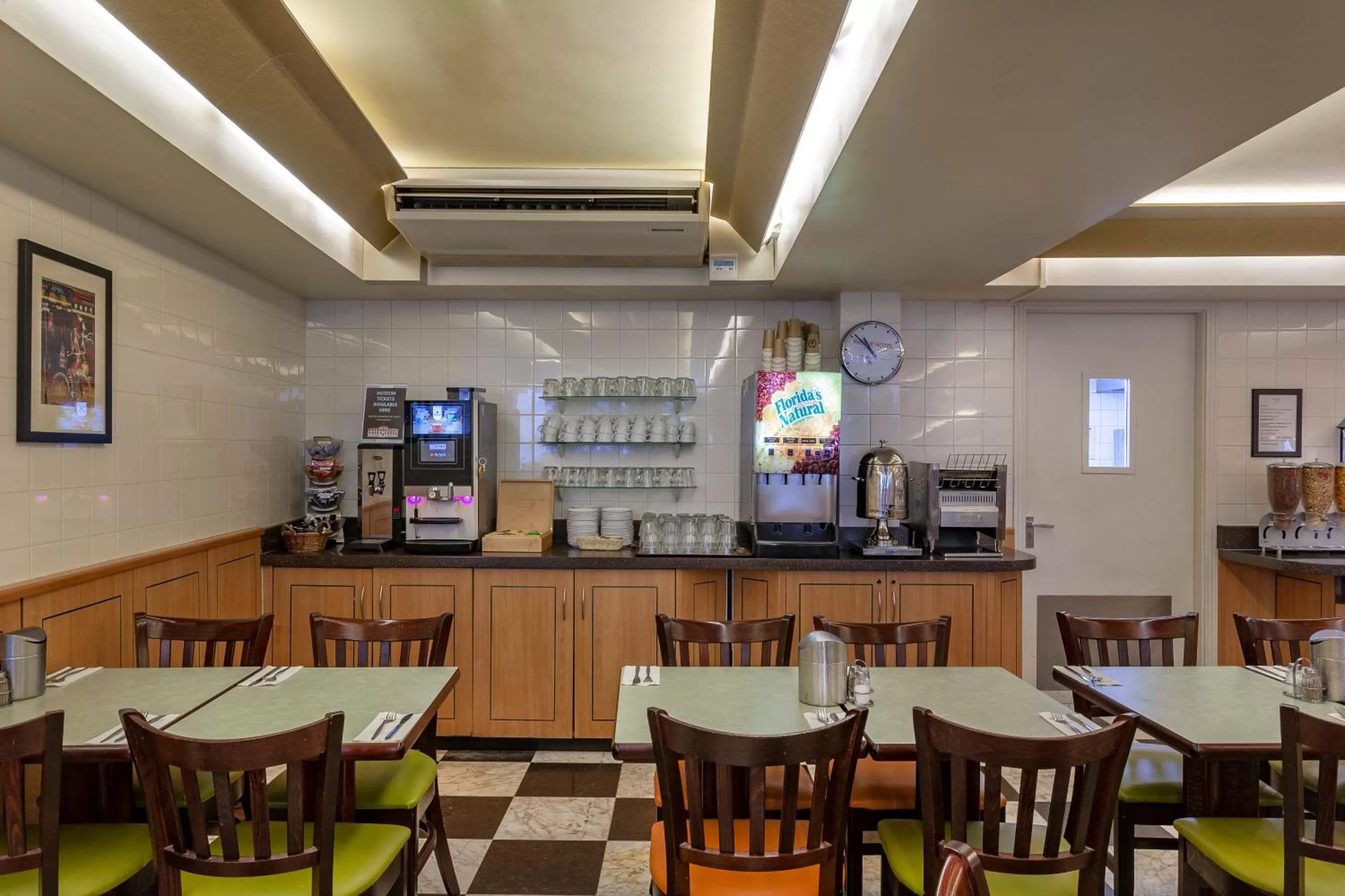 Restaurant/places to eat in Avenue Hotel