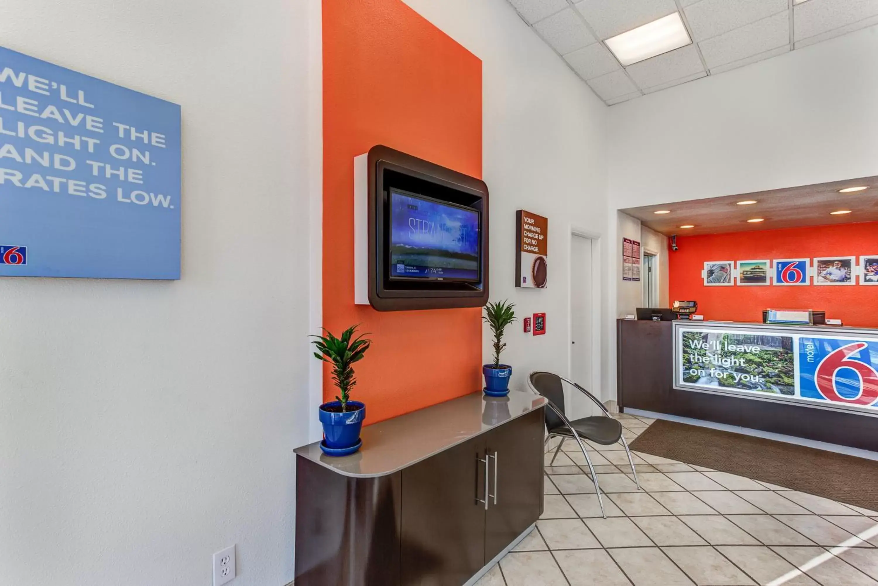 Lobby or reception, TV/Entertainment Center in Motel 6-Portland, OR - Tigard West