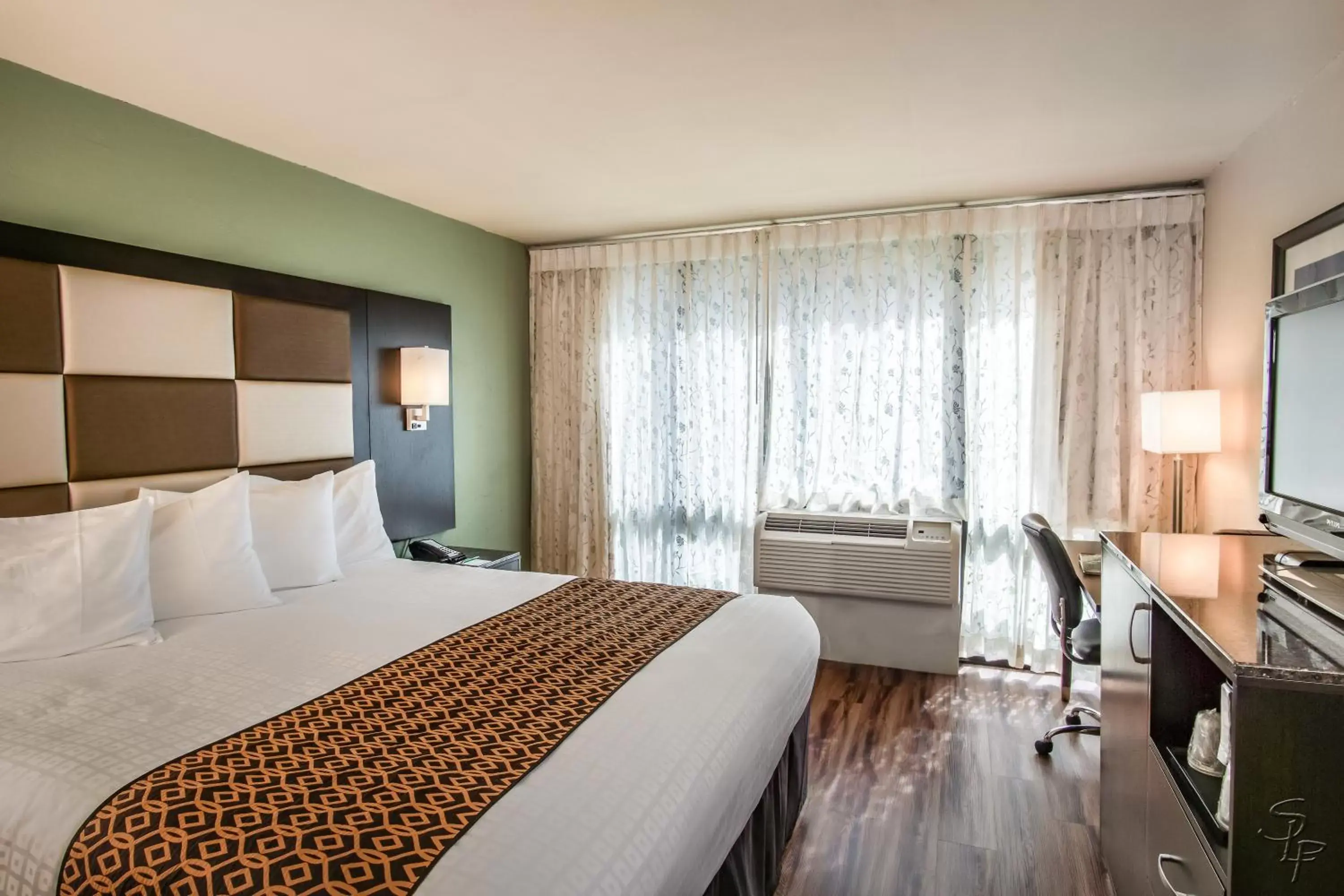 Bed in Red Lion Hotel Monterey Bed in Red Lion Hotel Monterey