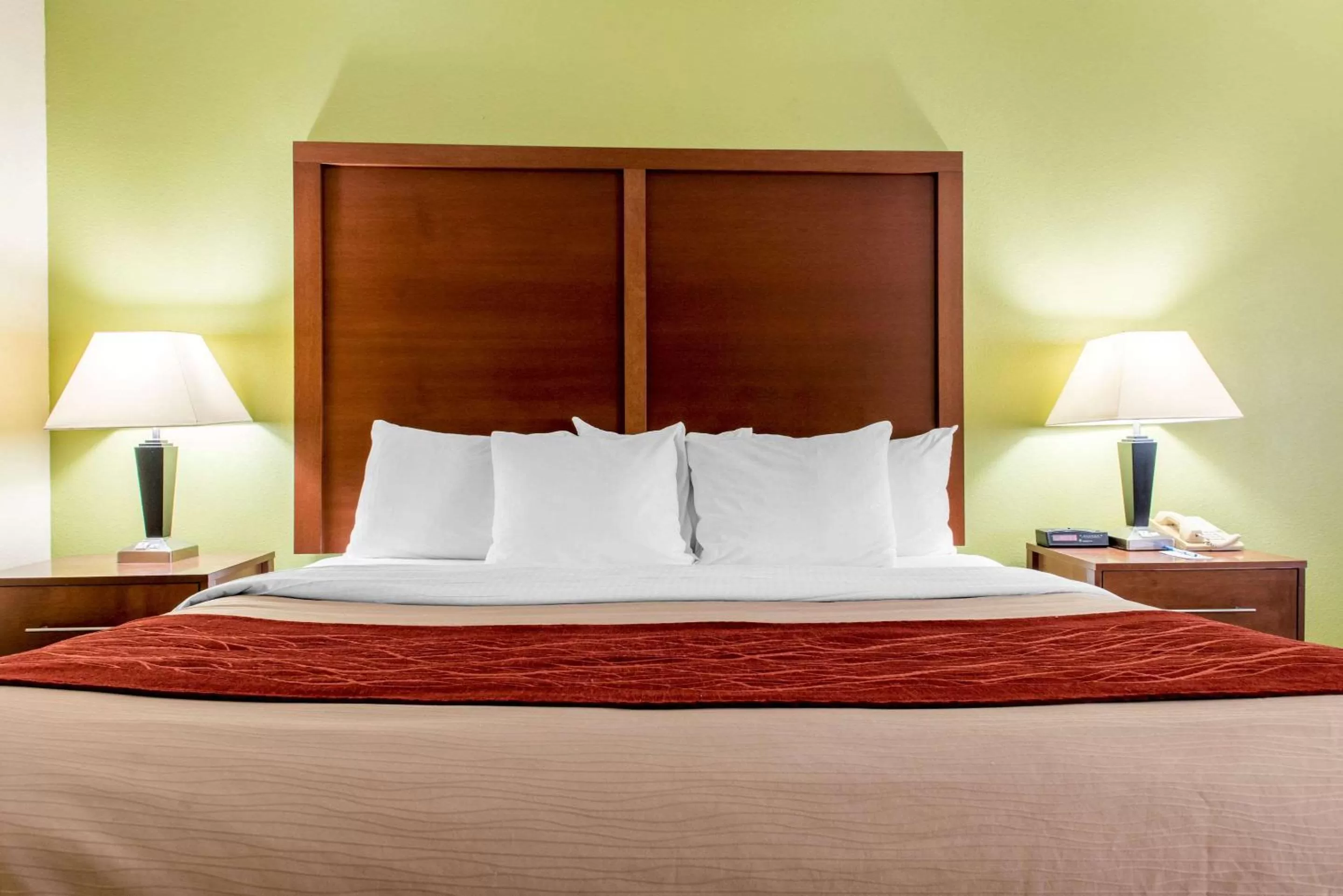 Photo of the whole room, Bed in Quality Inn Jacksonville near I-72